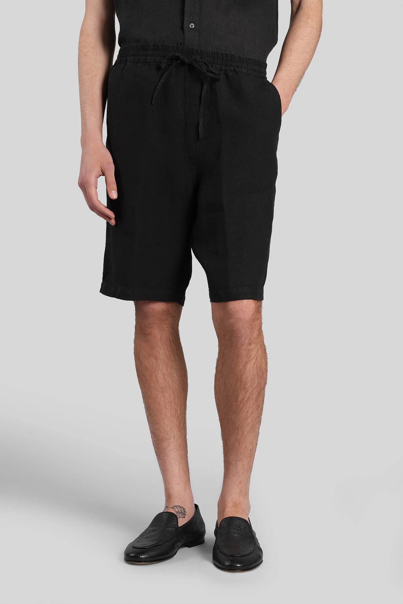 Shorts in black linen