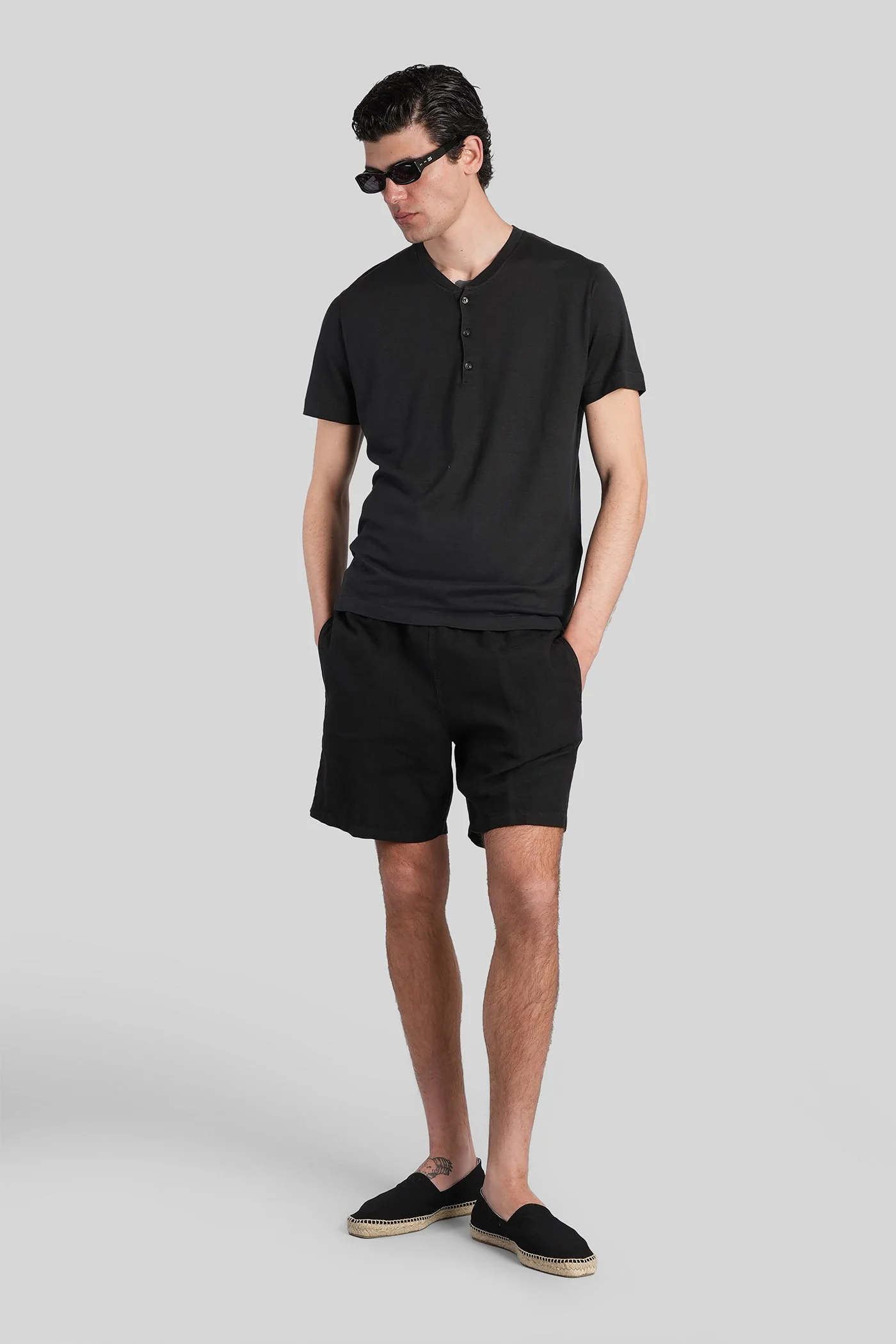 Shorts in black linen - Image 2