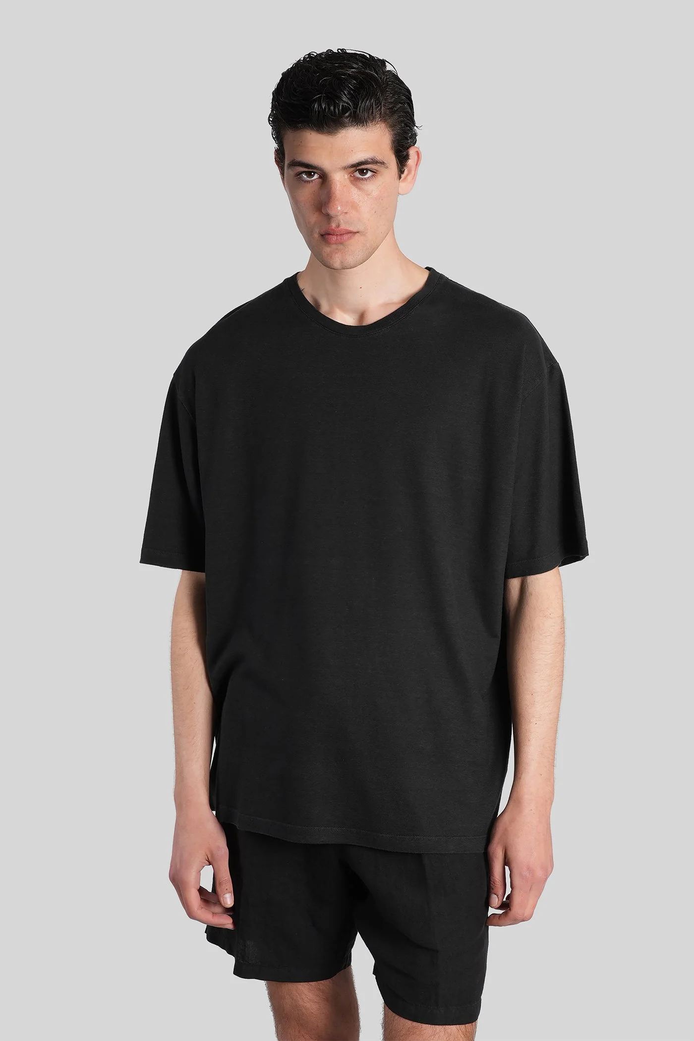 T-Shirt in black linen