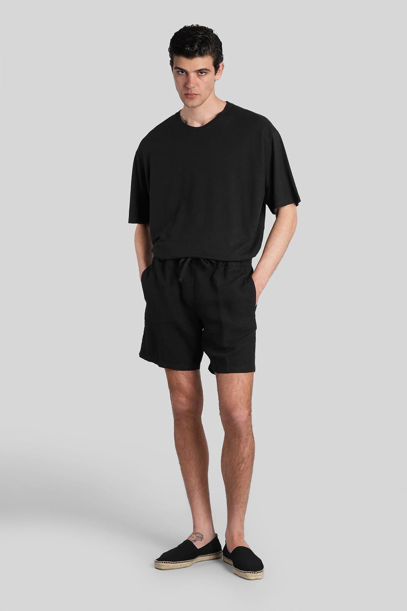 T-Shirt in black linen - Image 2
