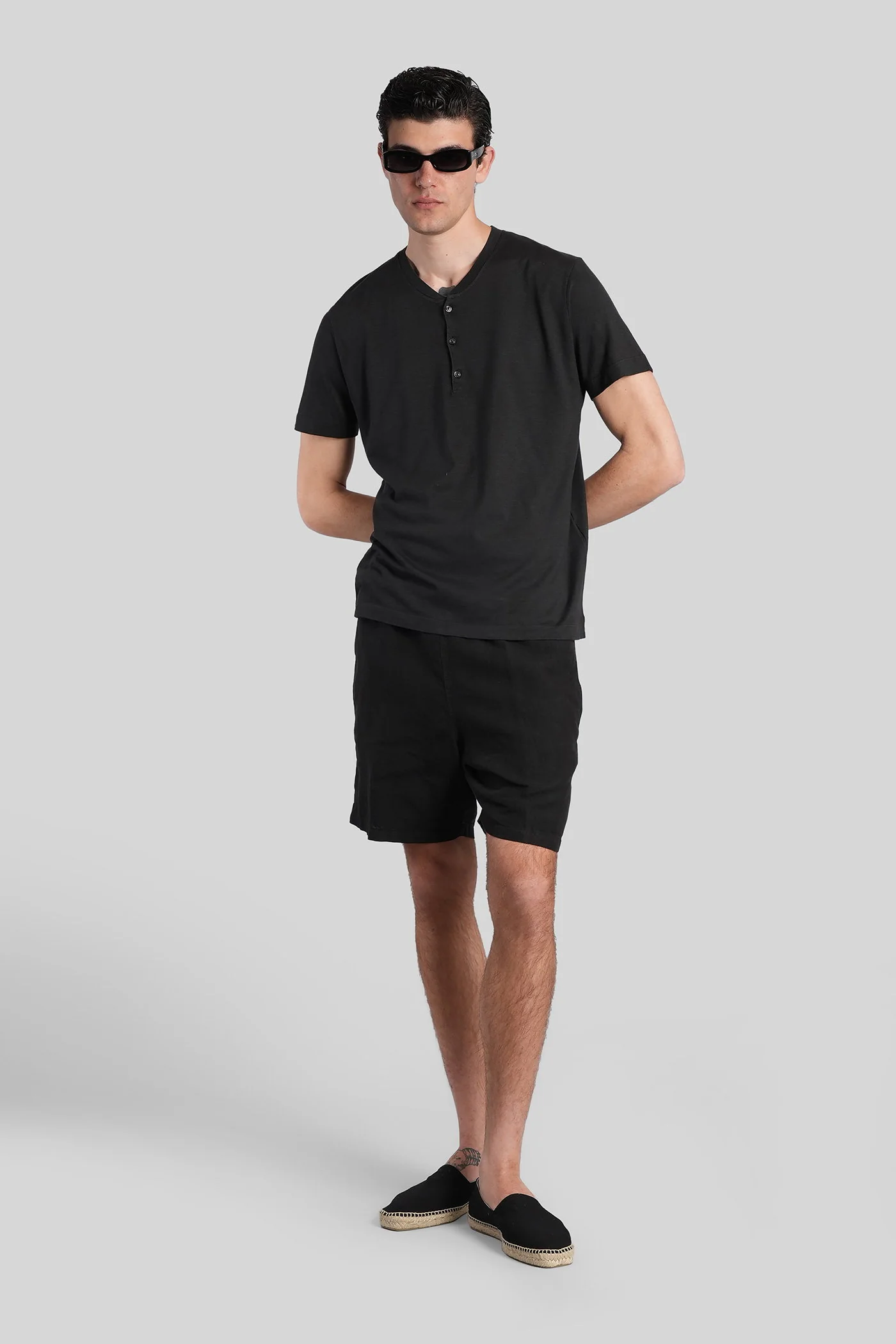 T-Shirt in black linen - Image 2