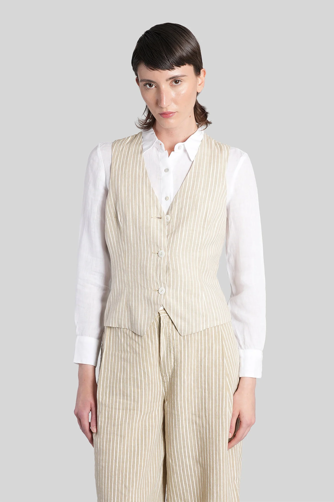 Vest in beige linen