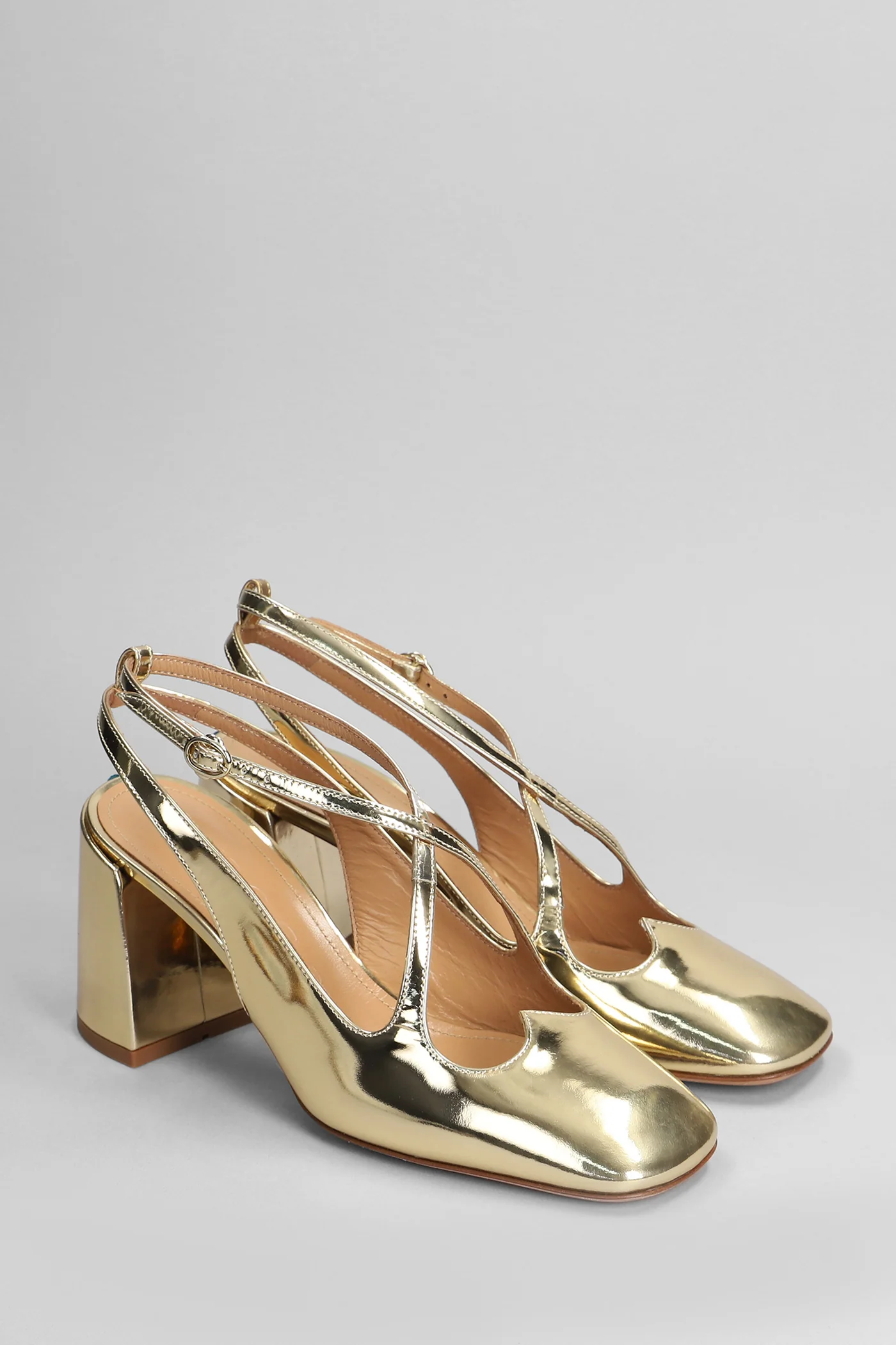 Pumps in gold leather - Image 2