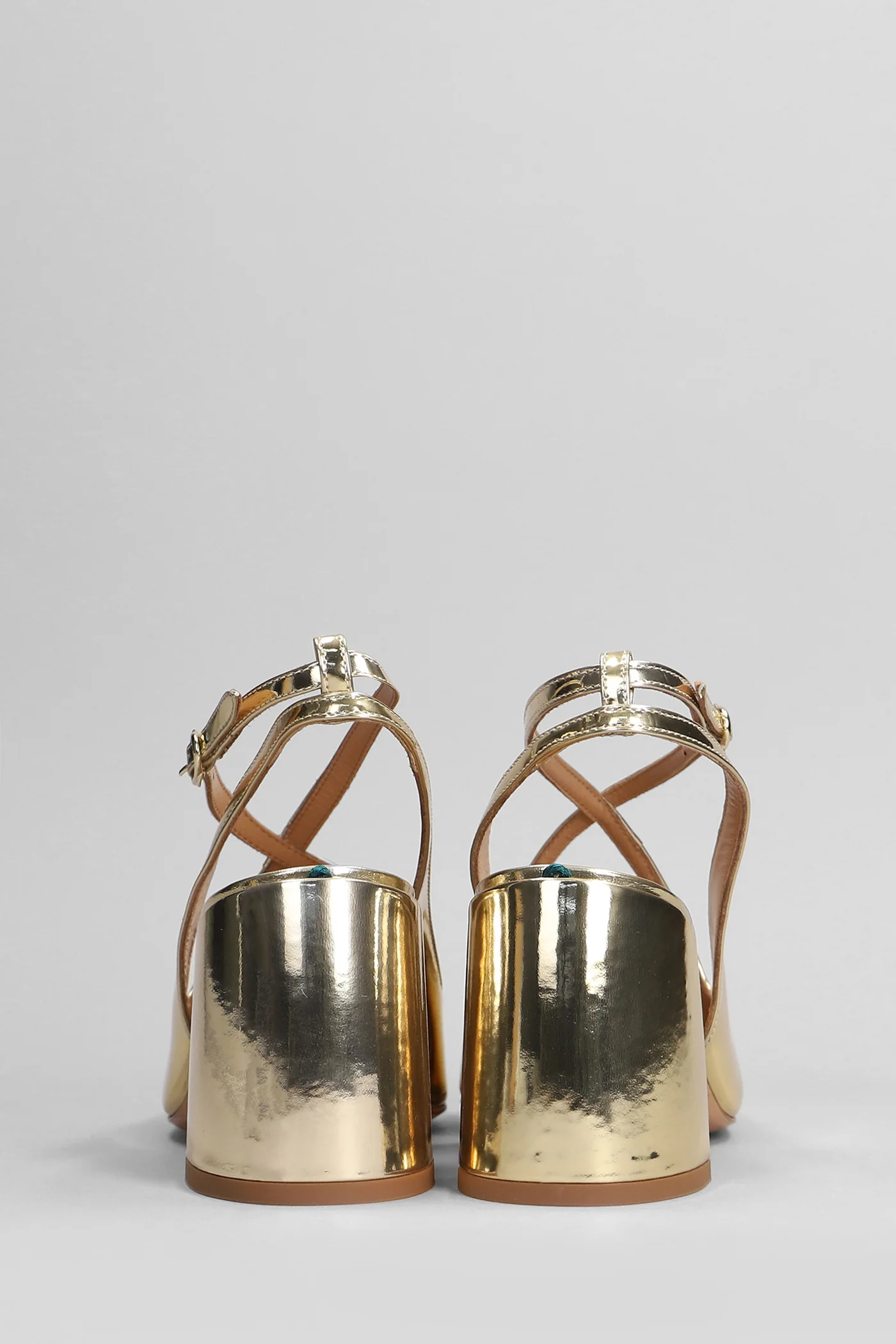 Pumps in gold leather - Image 4