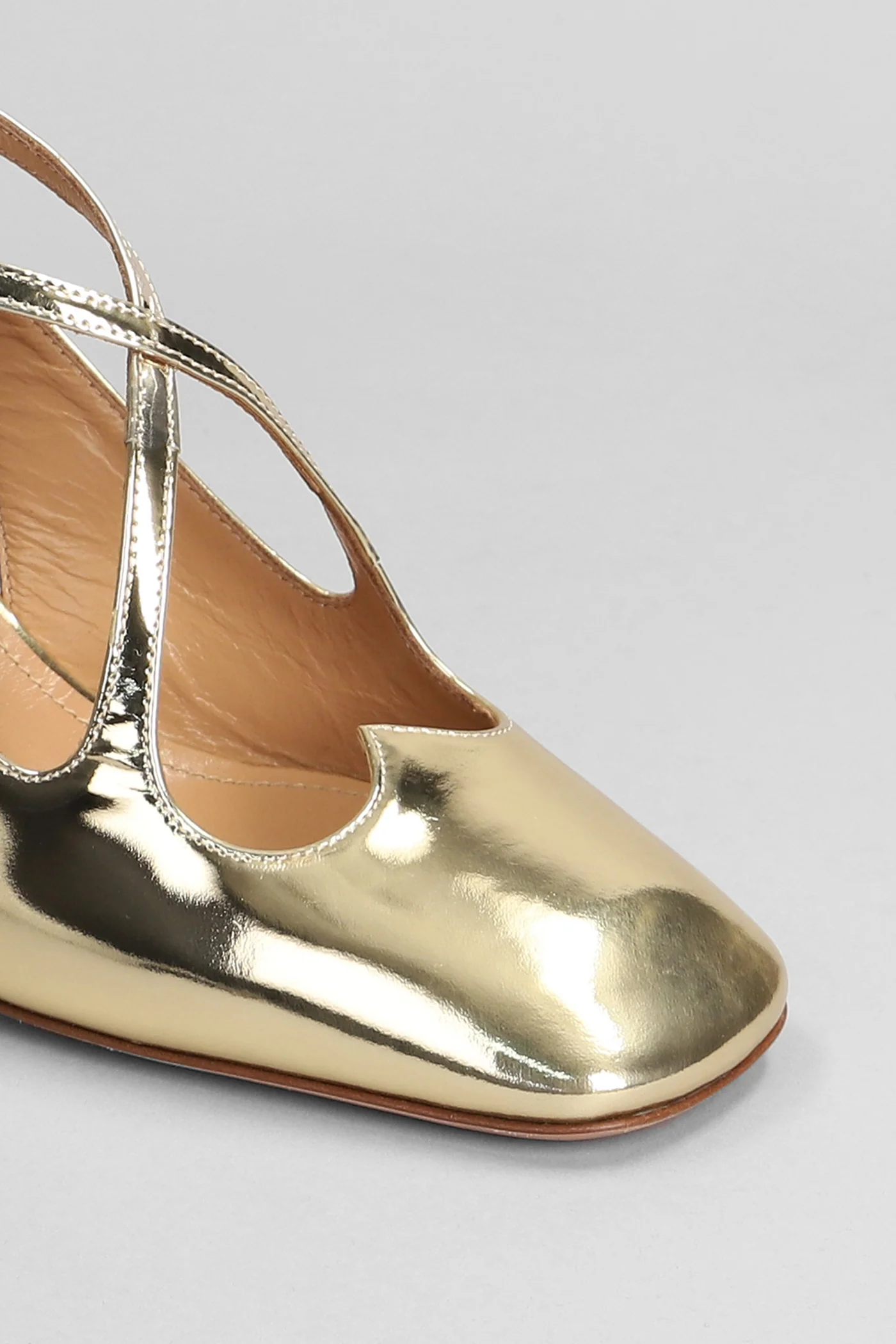 Pumps in gold leather - Image 5
