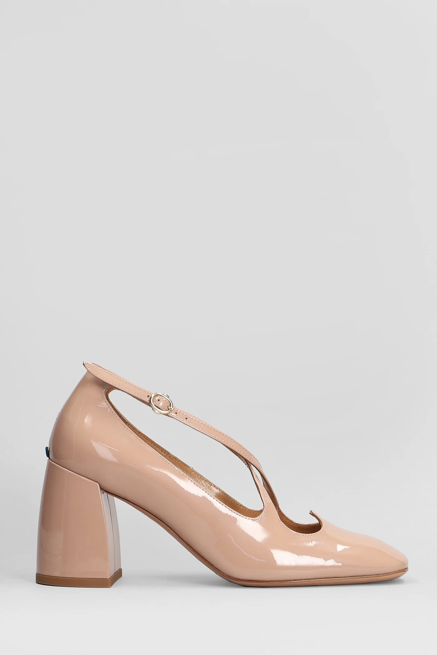 Pumps in powder patent leather