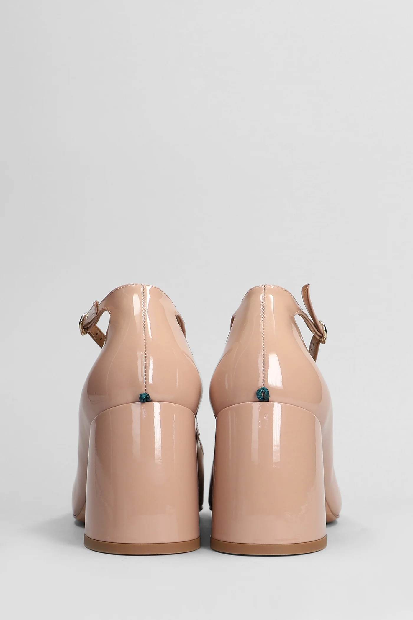 Pumps in powder patent leather - Image 4