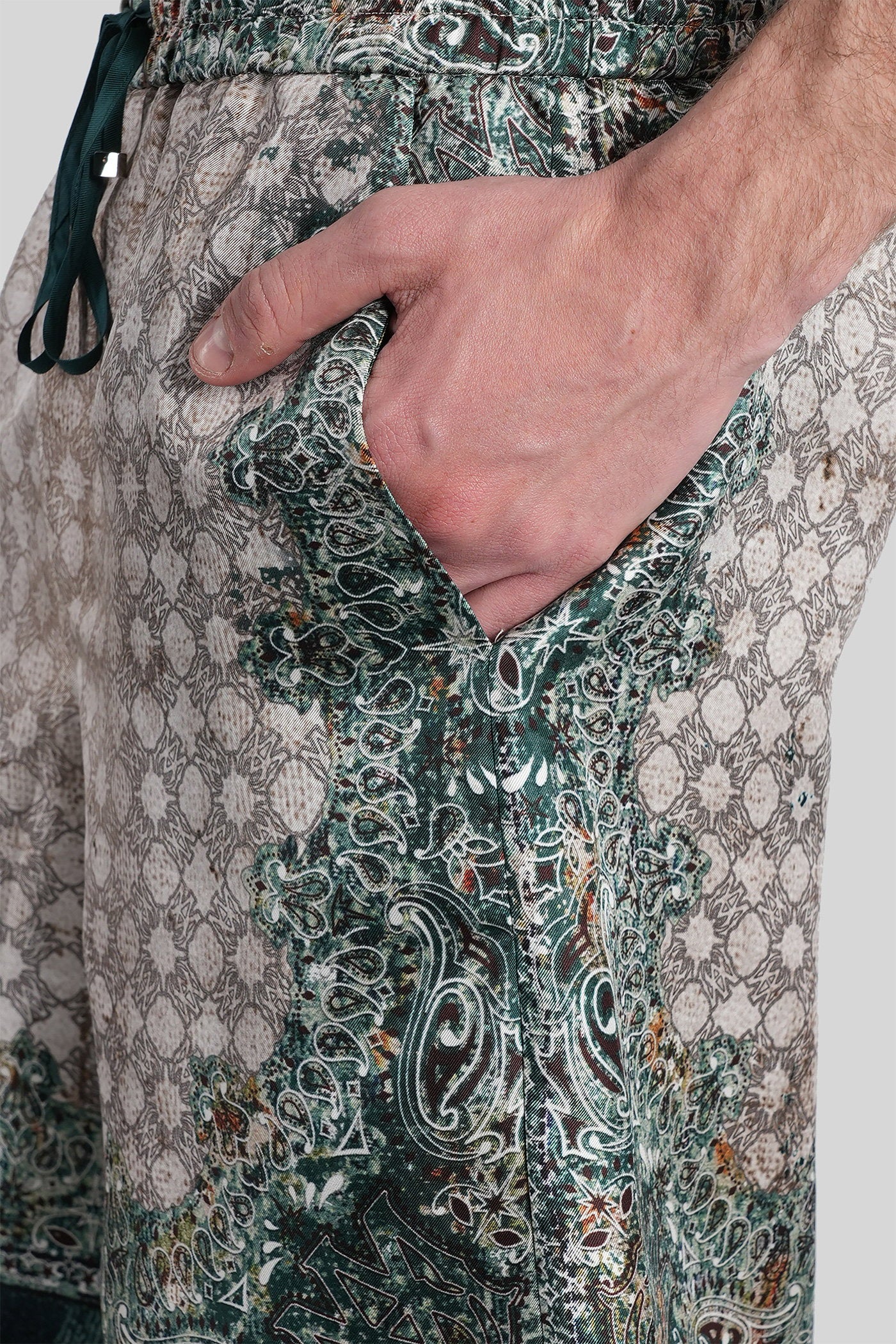 Shorts in beige silk - Image 5