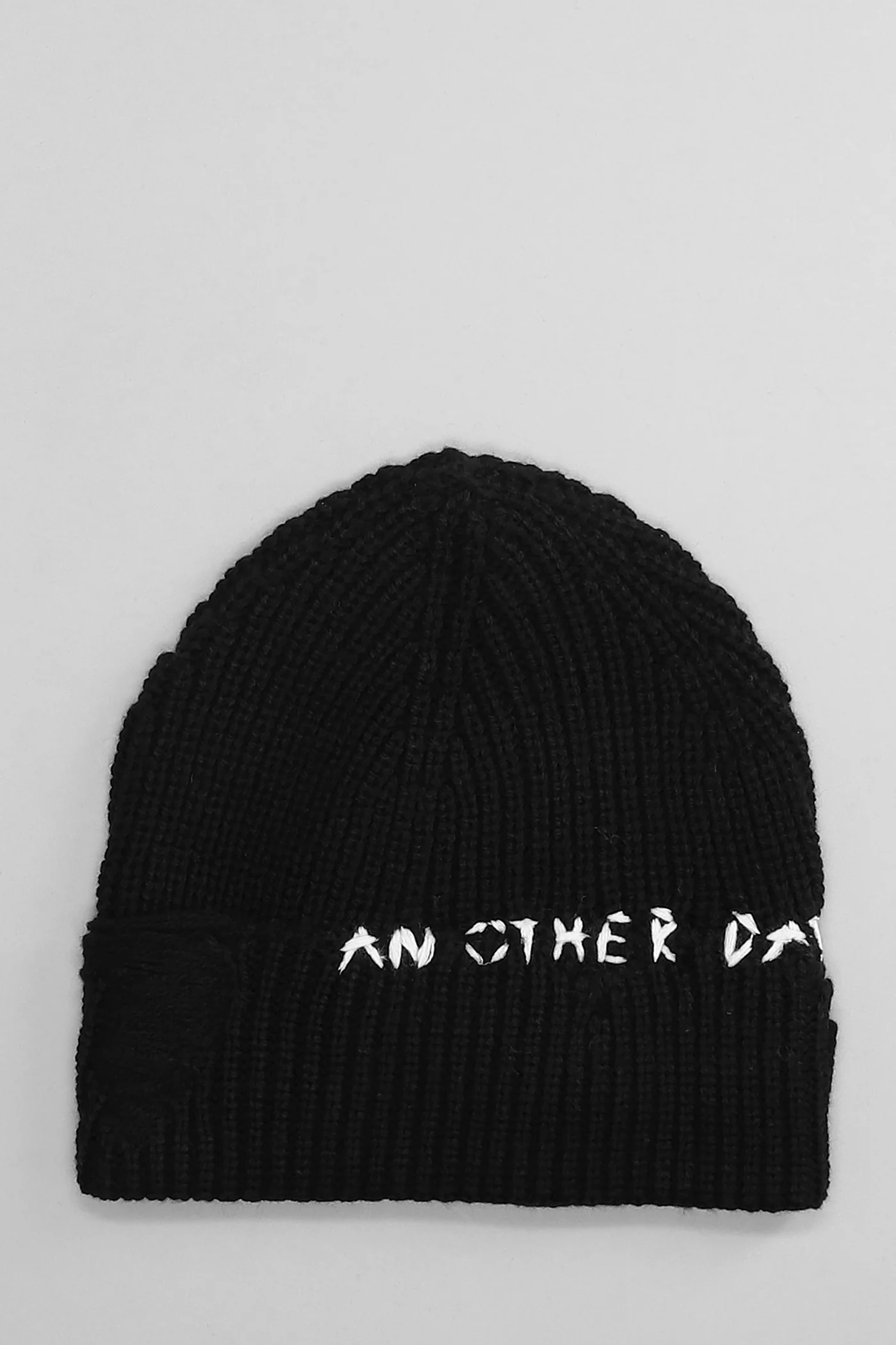 Hats in black wool