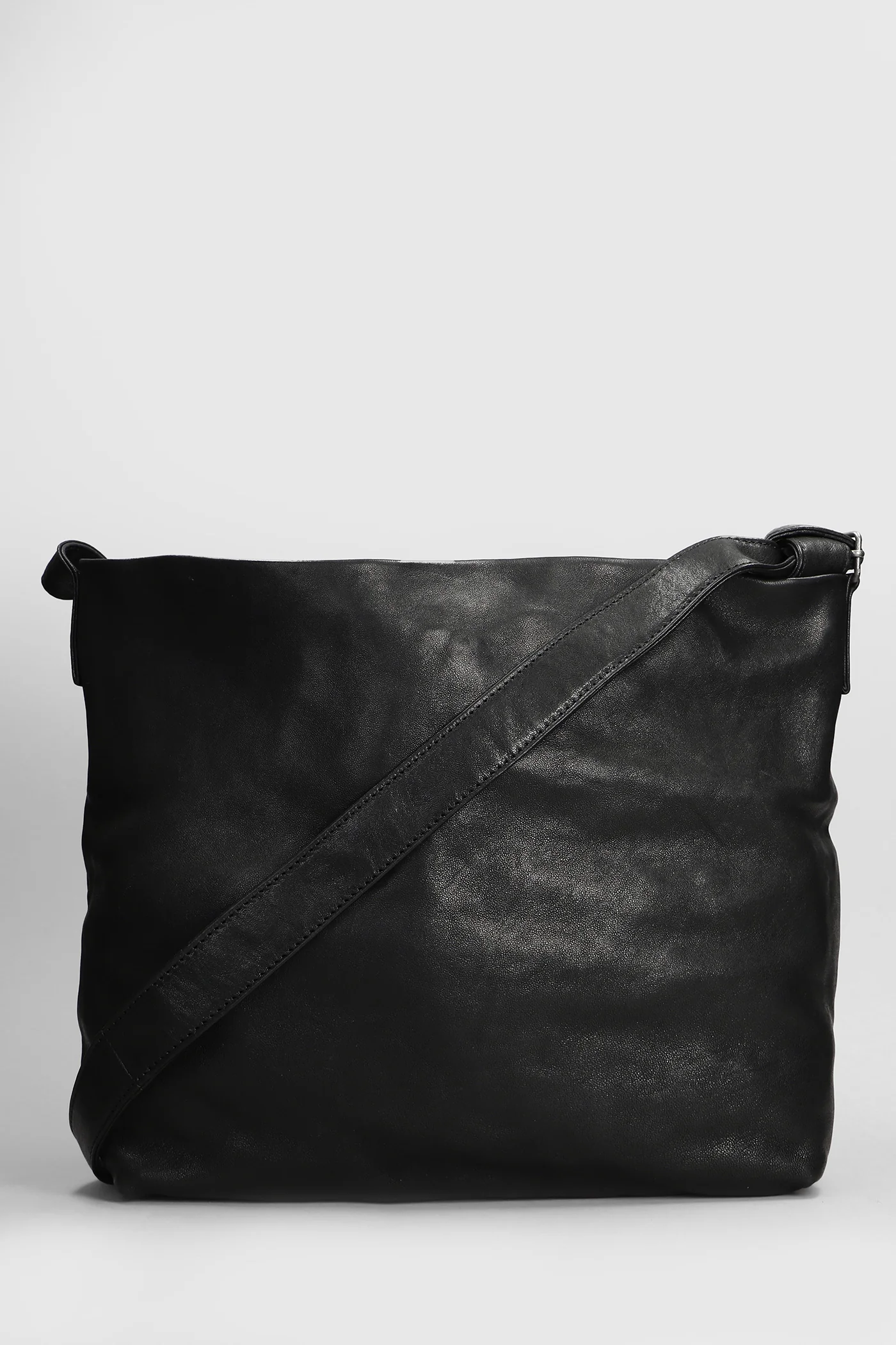 Shoulder bag in black leather
