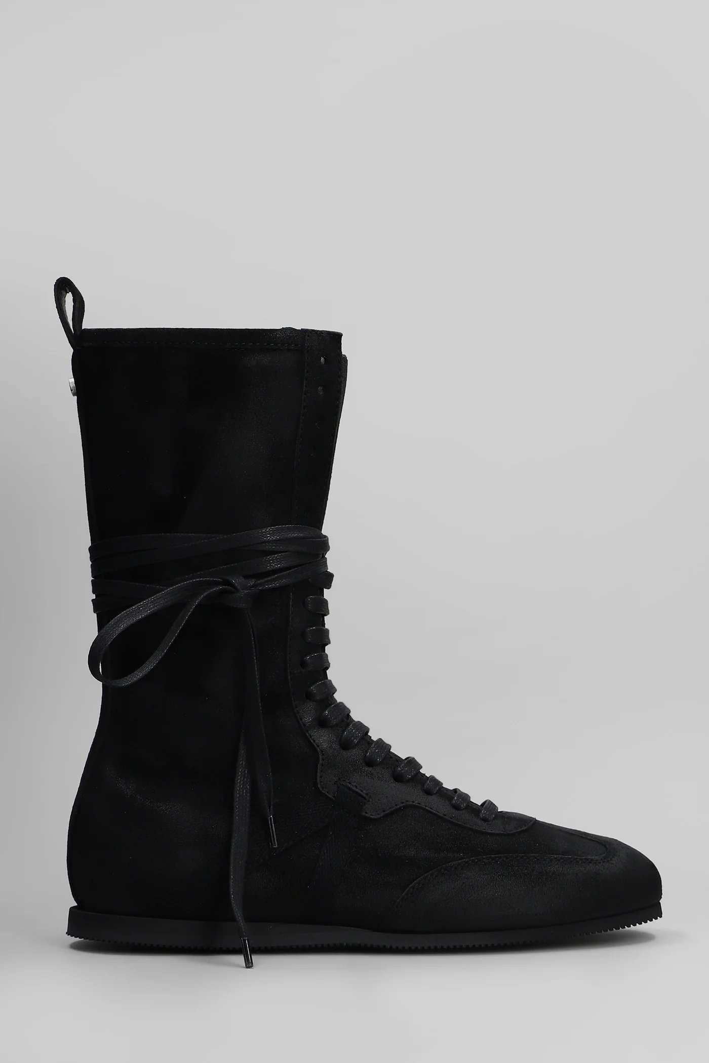 Sneakers in black suede