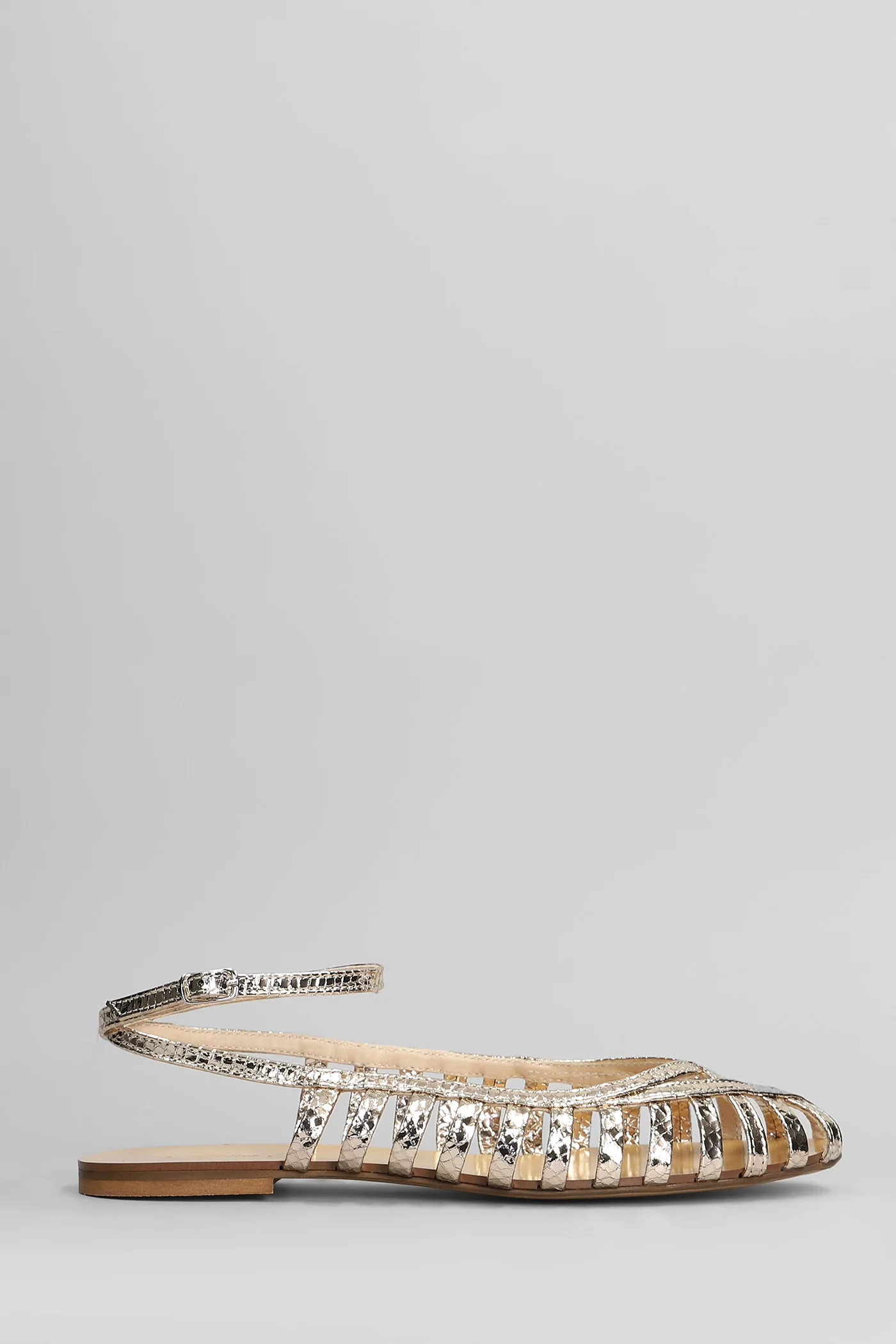 Flats in platinum leather