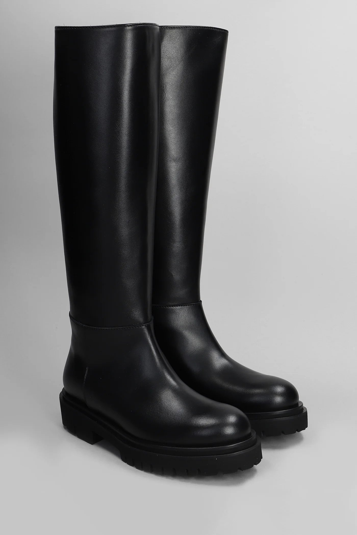 low heels boots in black leather - Image 2