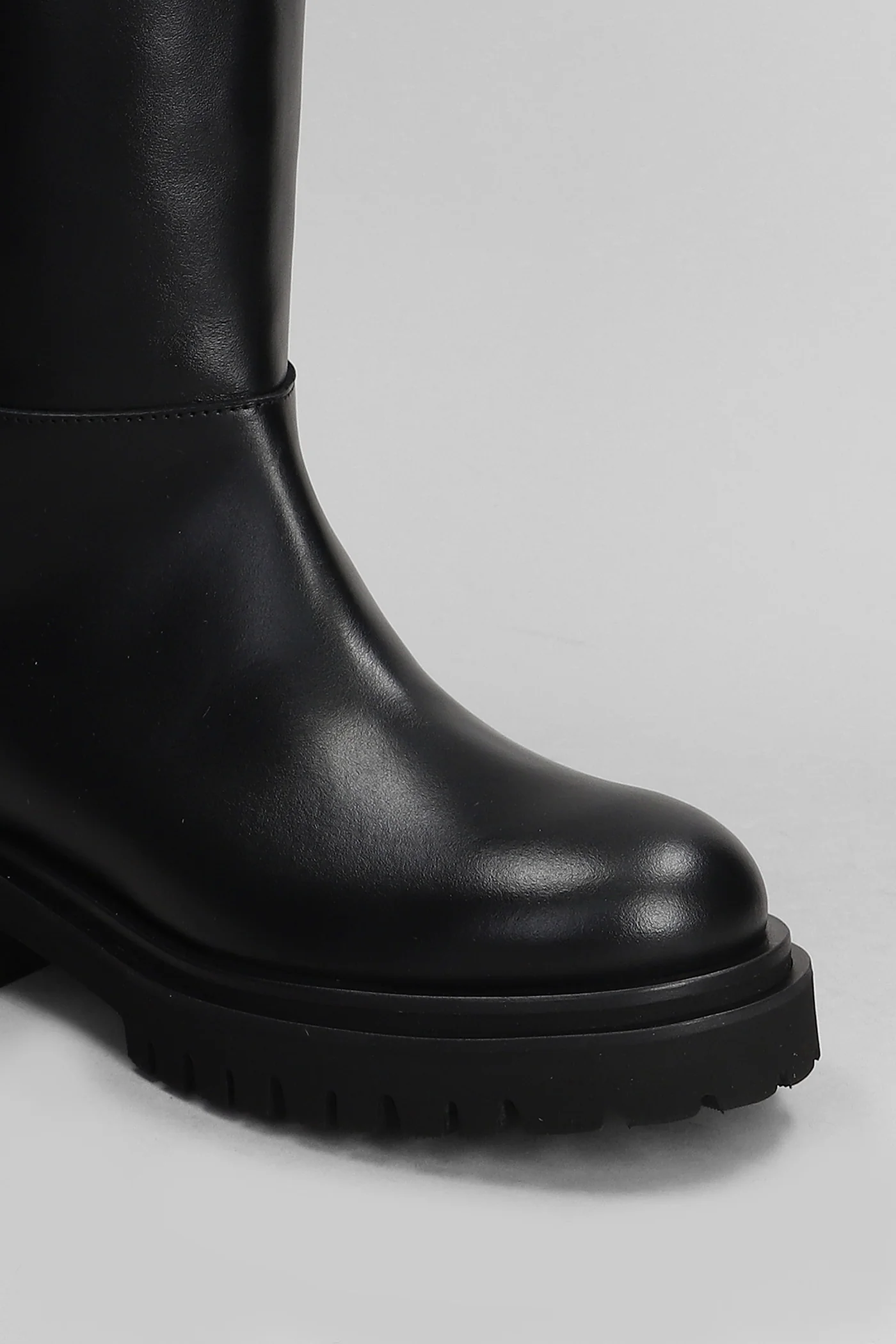 low heels boots in black leather - Image 5
