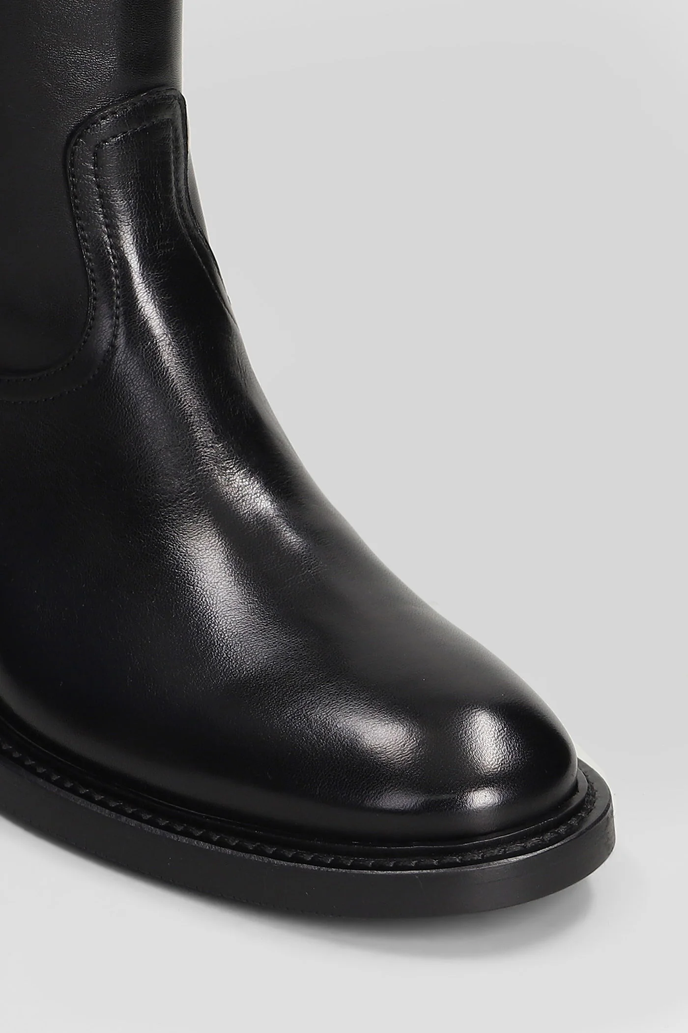 low heels boots in black leather - Image 5