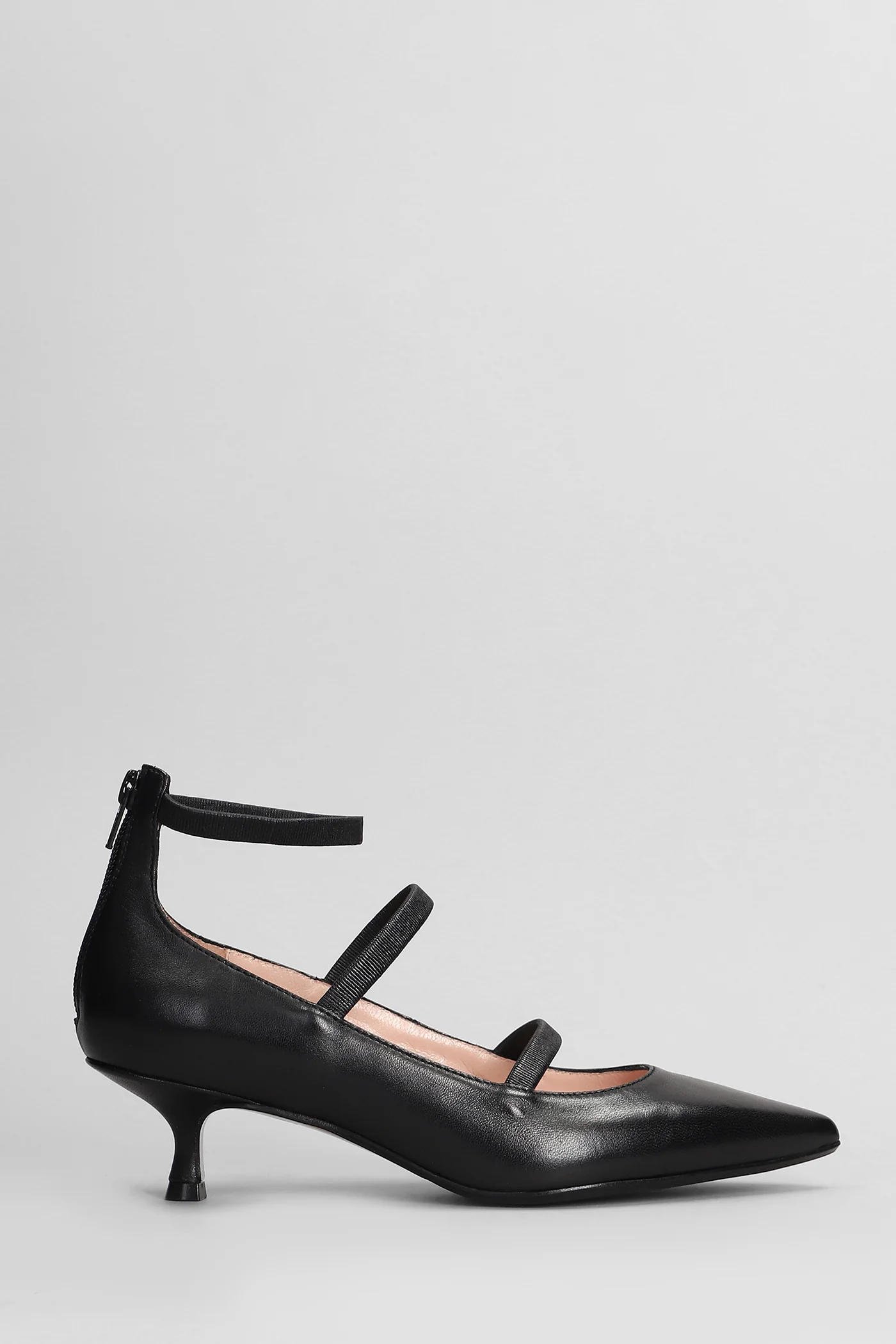 Pumps in black leather