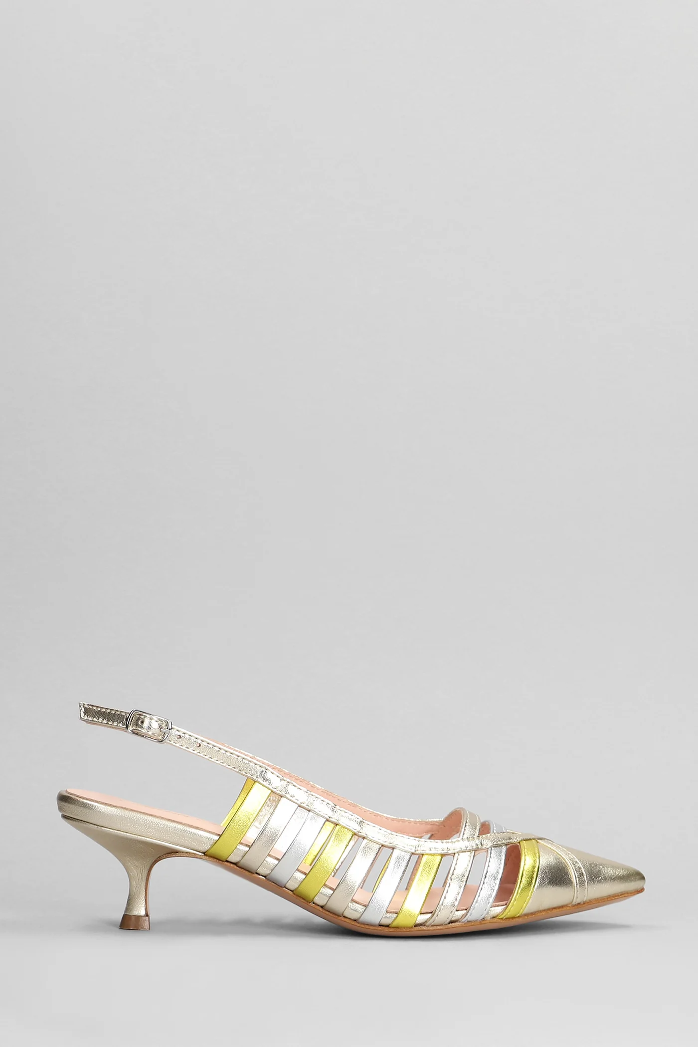 Pumps in platinum leather