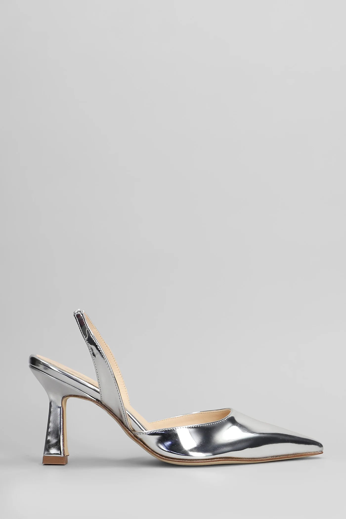 Pumps in silver leather