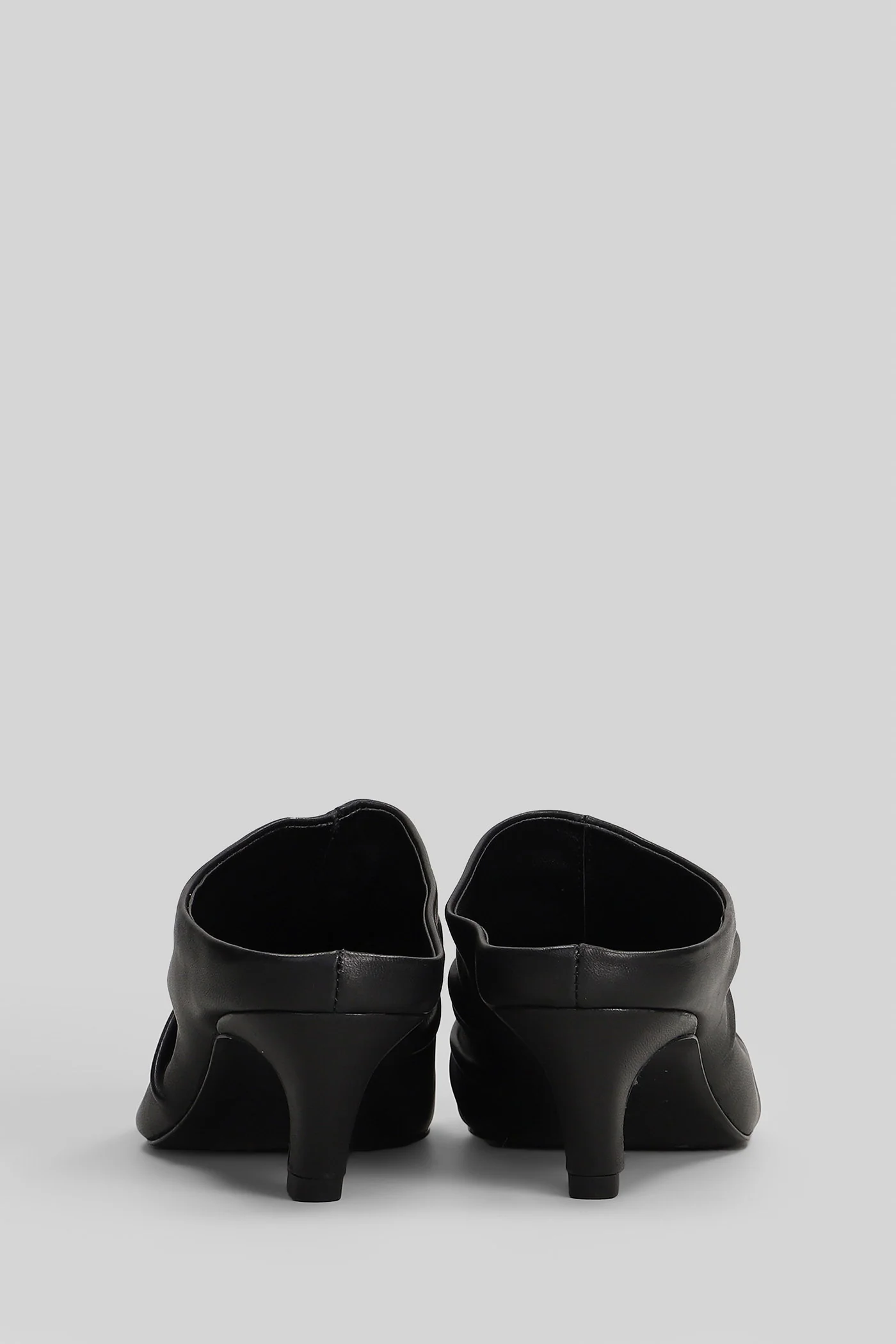 Viva  in black leather - Image 44