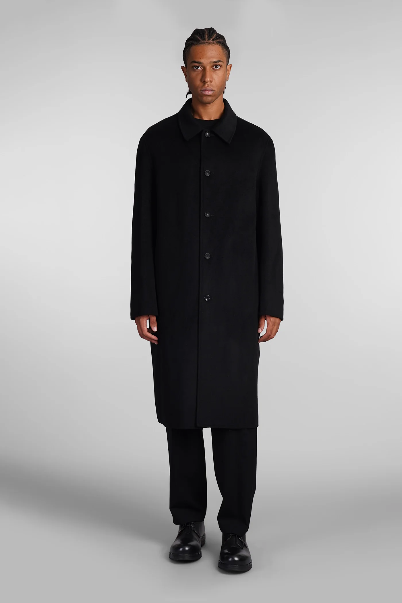 Coat in black wool