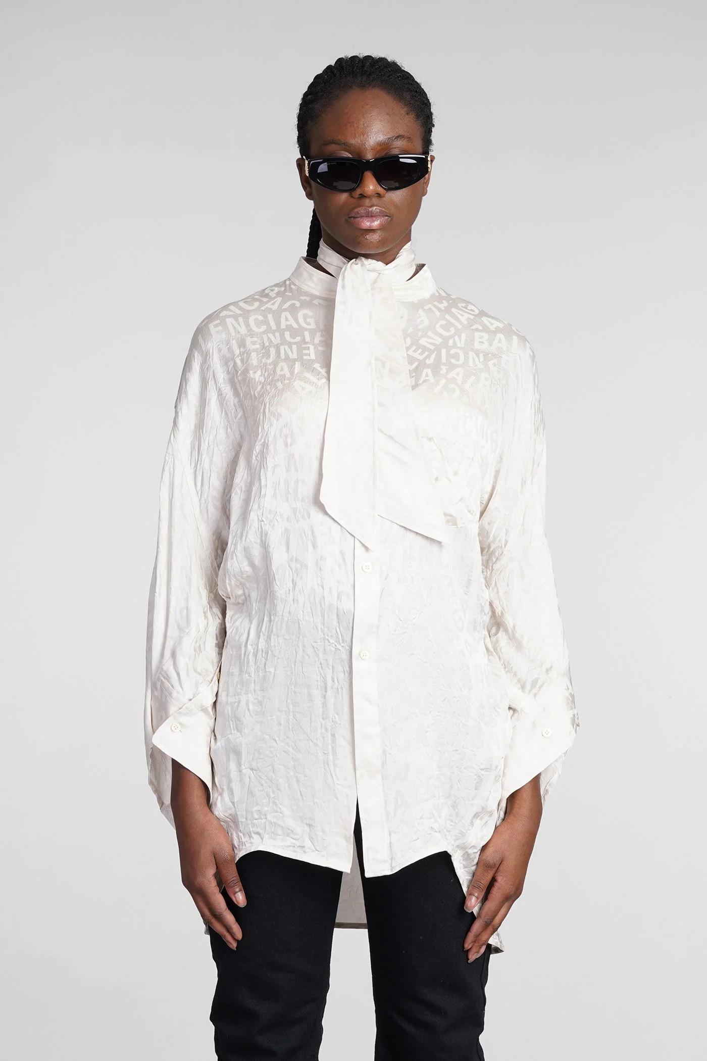 Shirt in beige silk