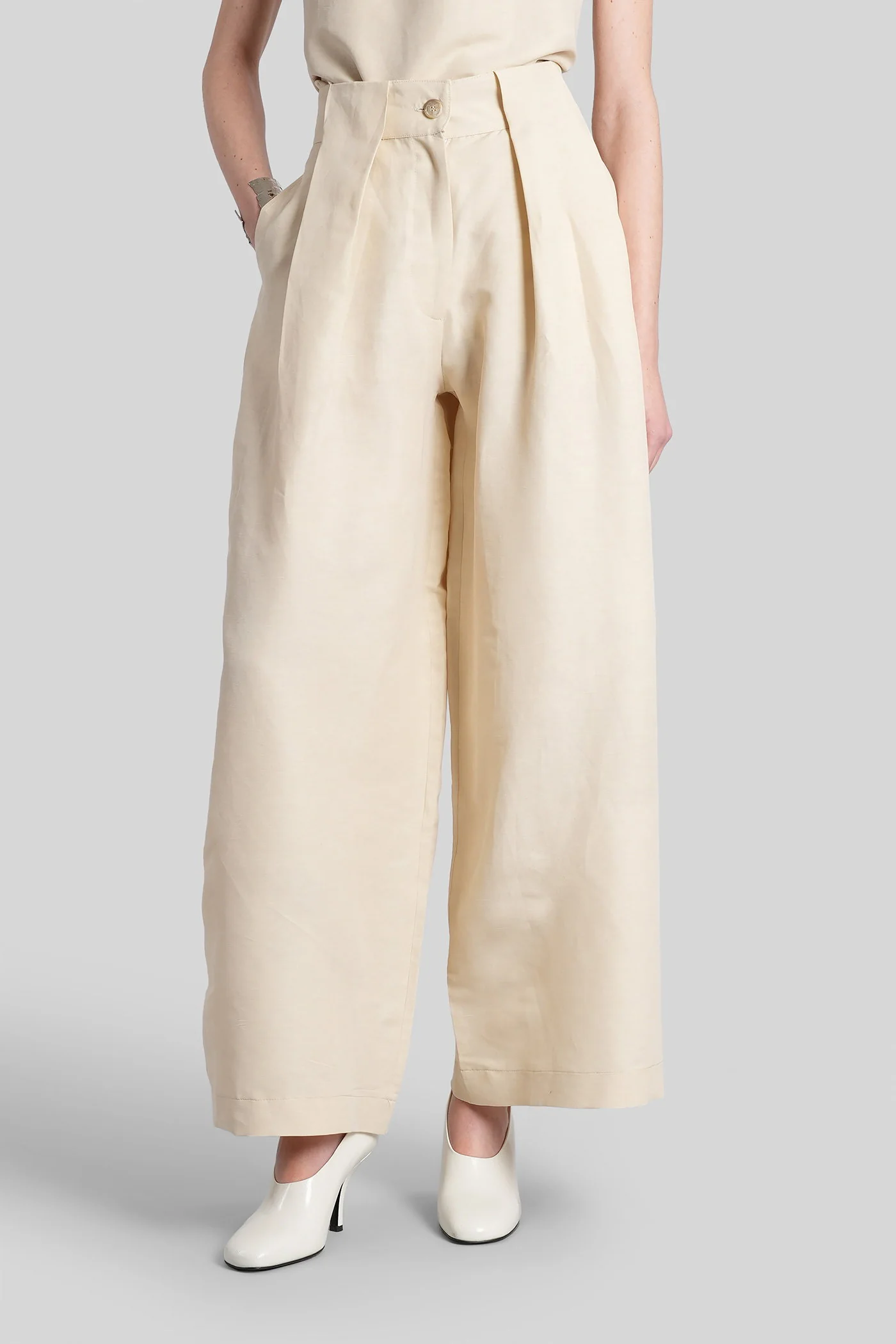 Pants in beige linen