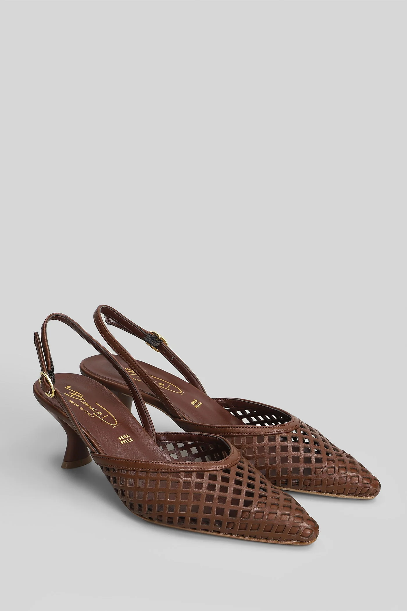 Pumps in brown leather - Image 2