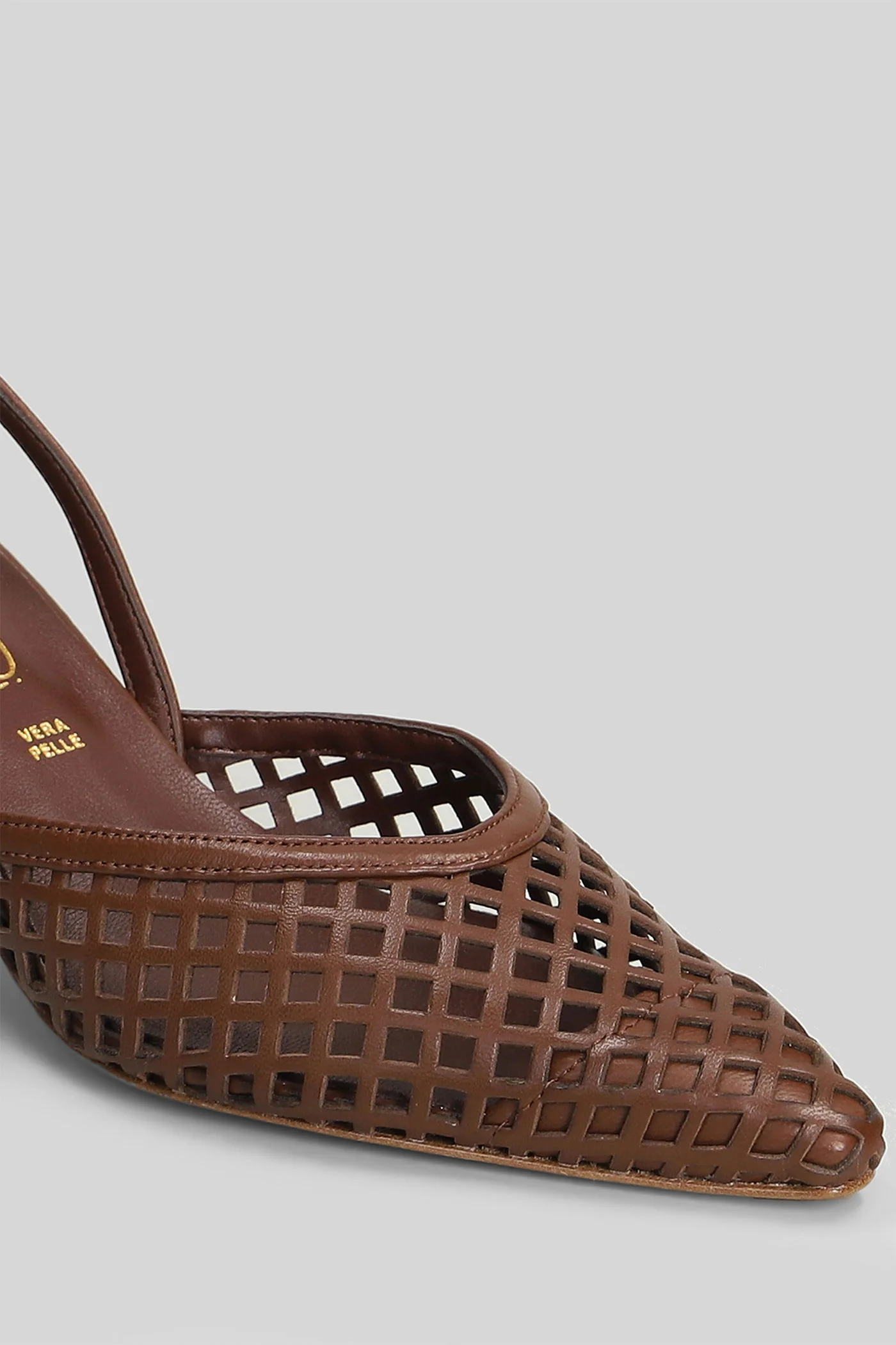 Pumps in brown leather - Image 5