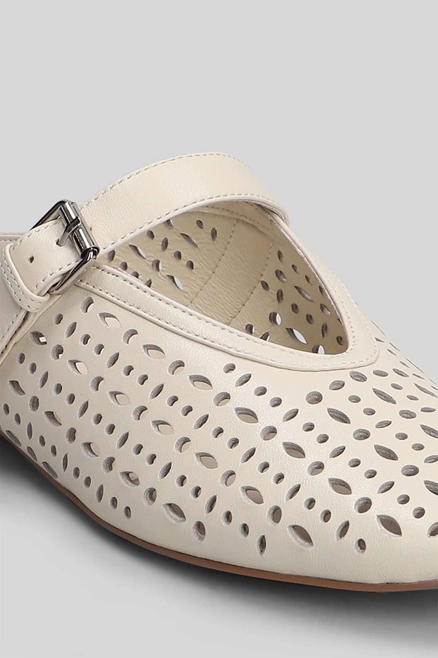 Maia Flat  in beige leather - Image 5