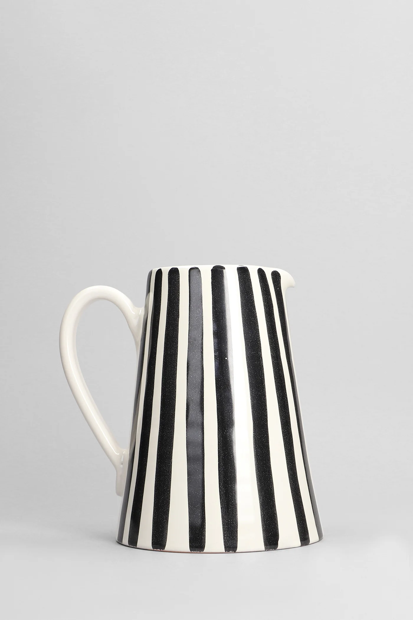 Sophia black  in white ceramic