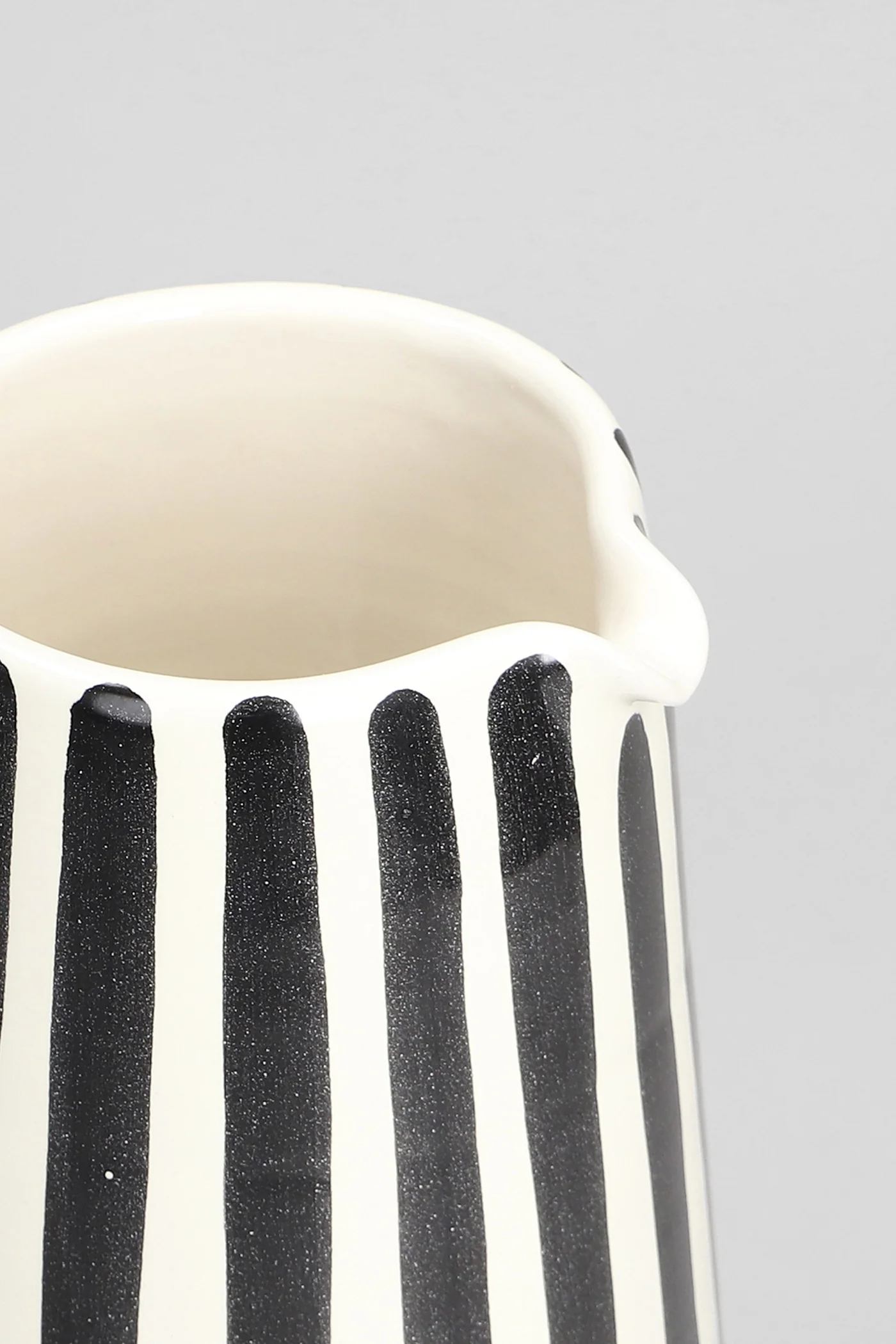 Sophia black  in white ceramic - Image 3