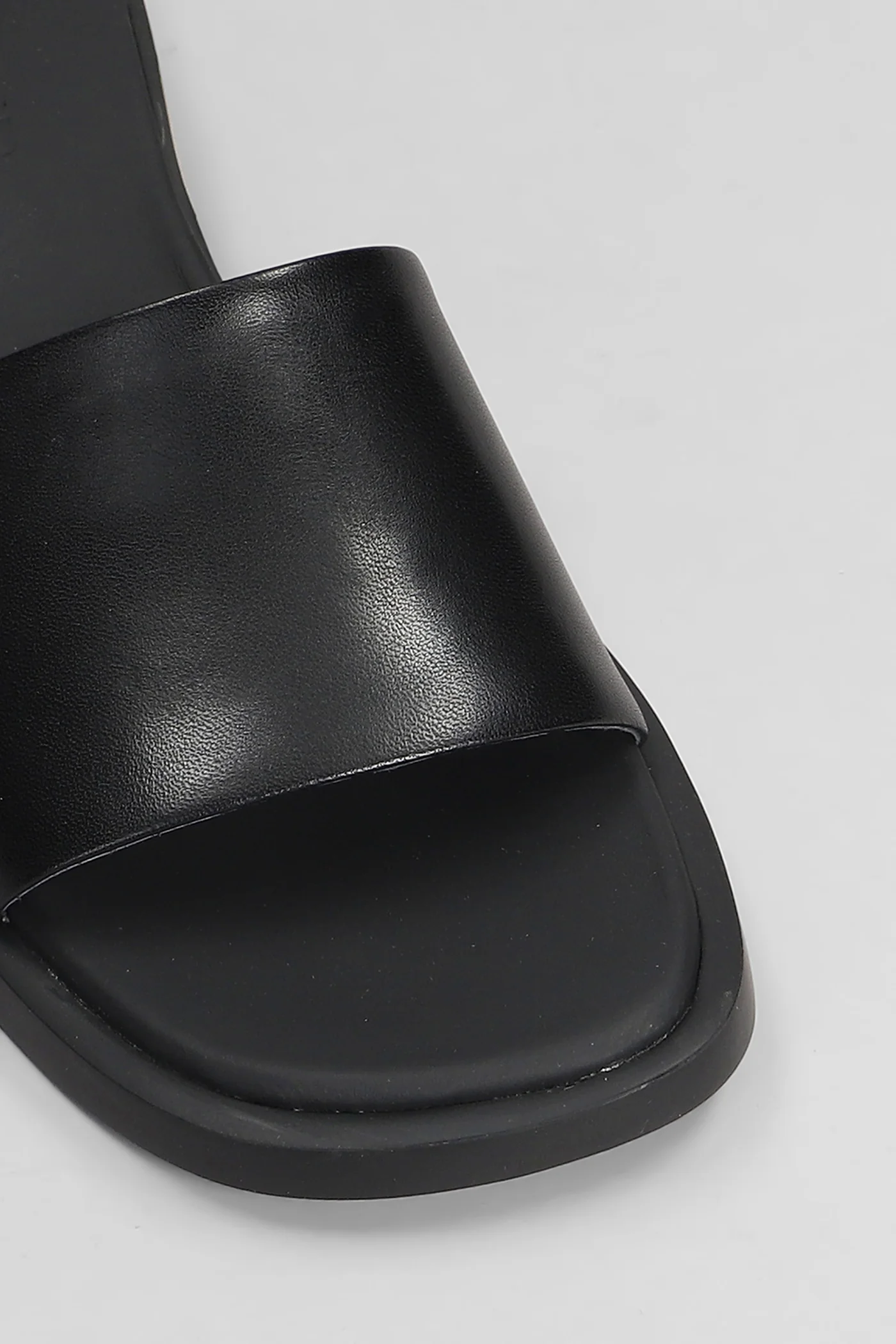 Dana Flats in black leather - Image 5