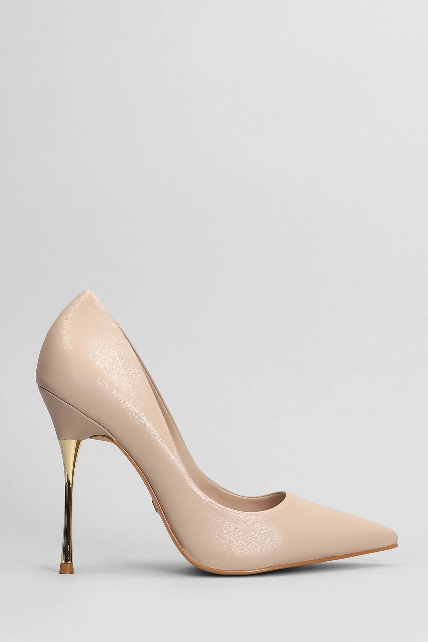 Pumps in beige leather