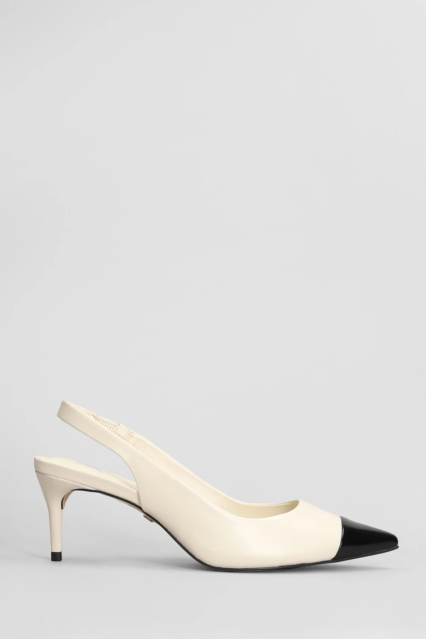 Pumps in beige leather