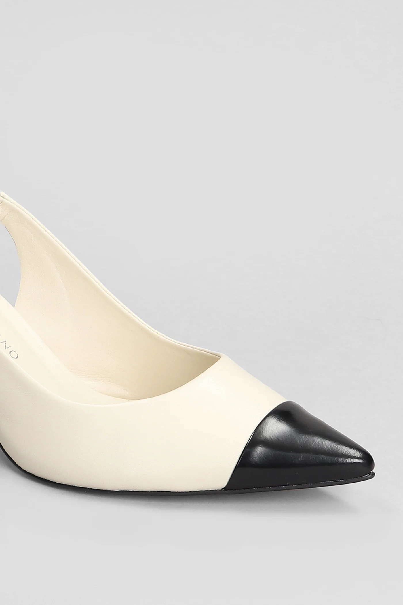 Pumps in beige leather - Image 5