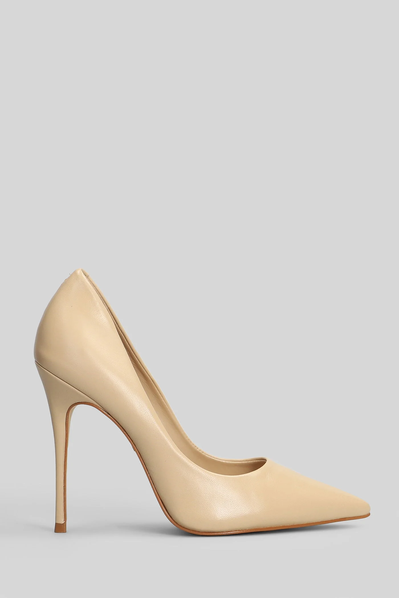Pumps in beige leather