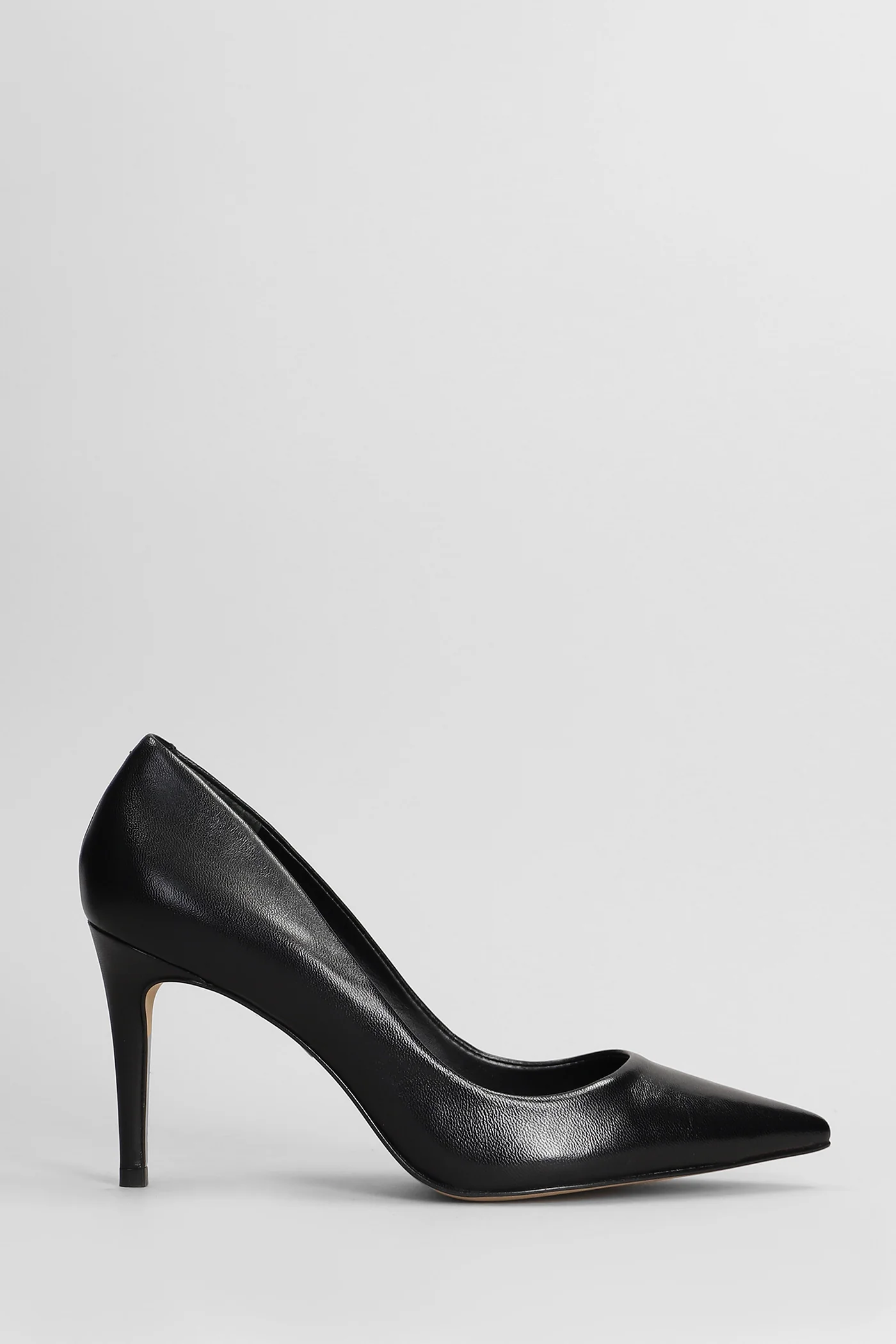 Pumps in black leather
