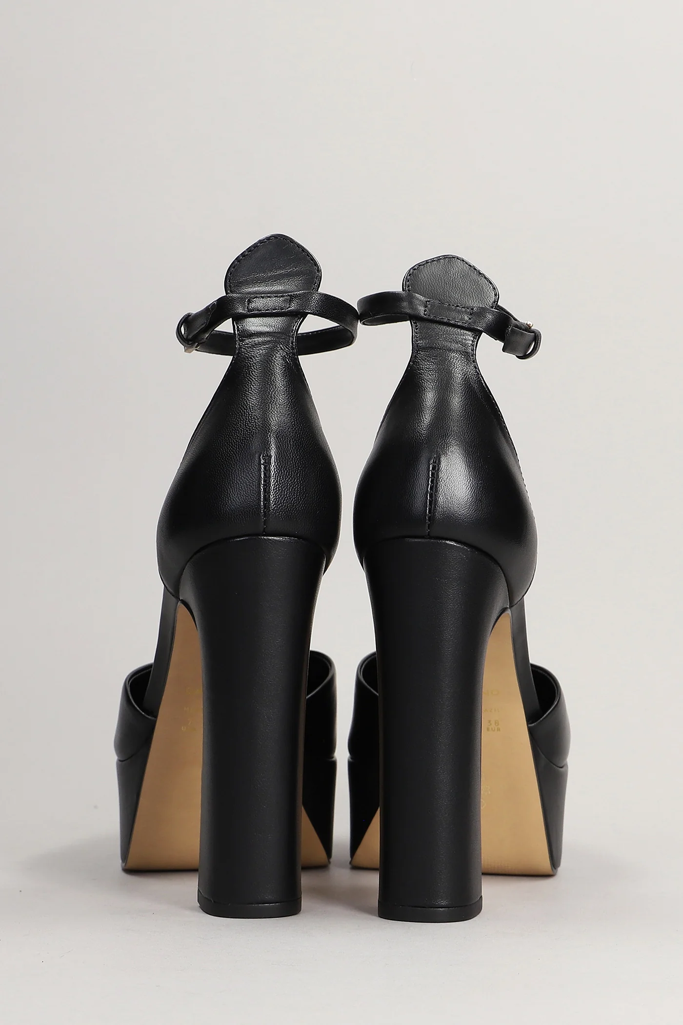 Pumps in black leather - Image 4