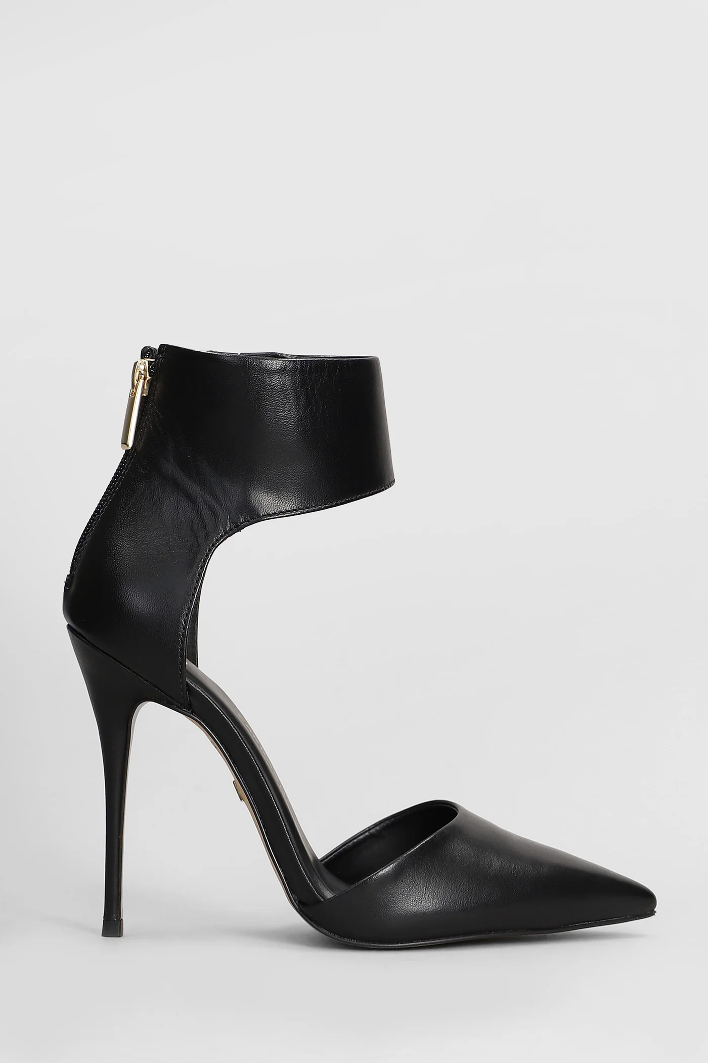 Pumps in black leather