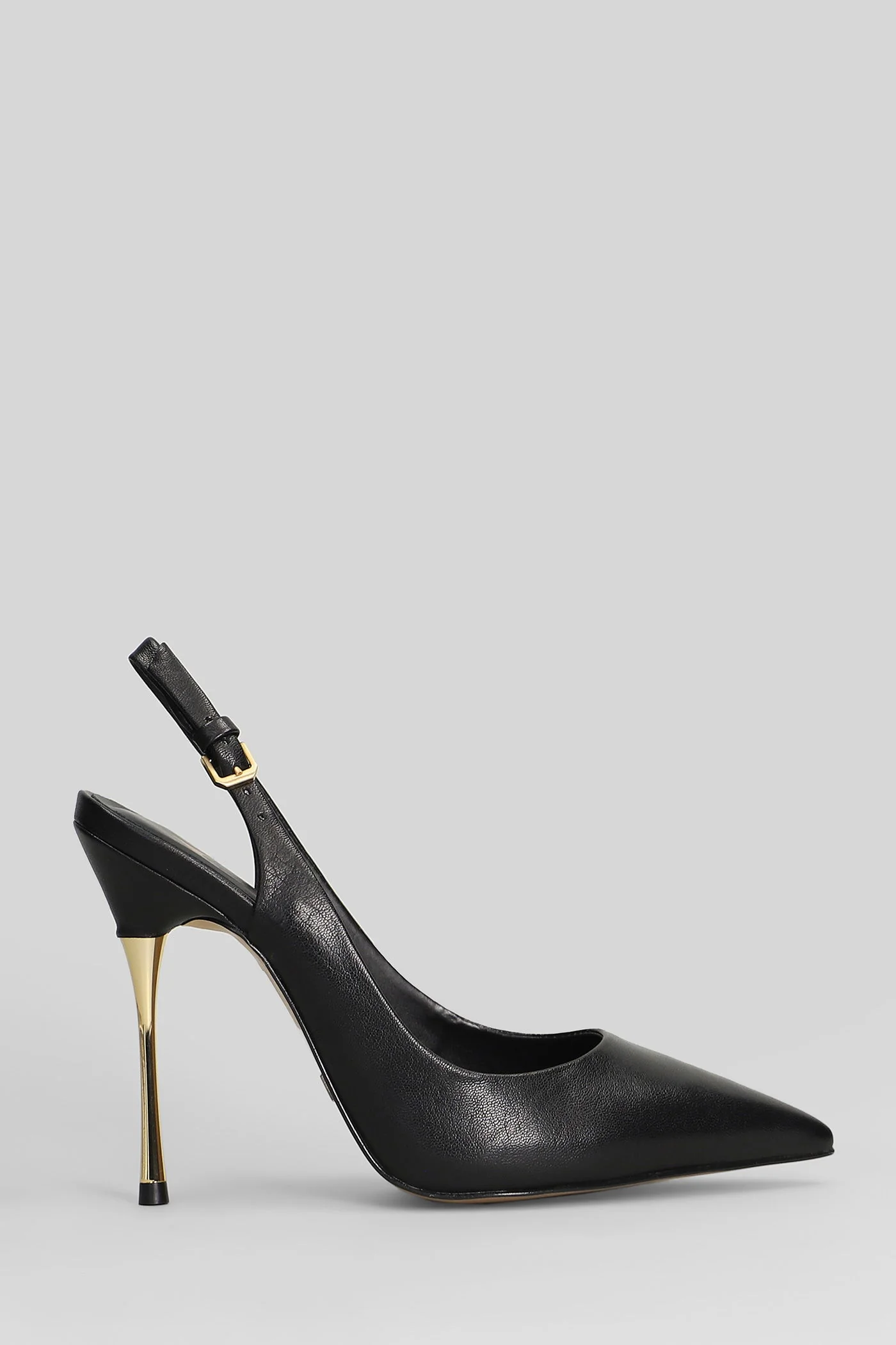 Pumps in black leather
