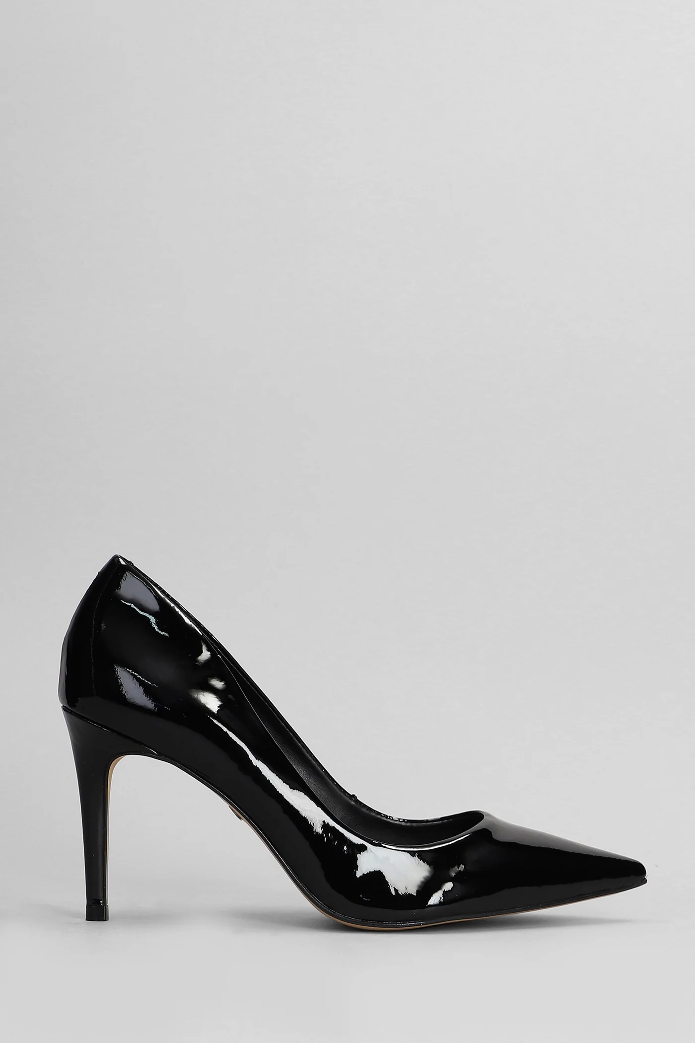 Pumps in black patent leather
