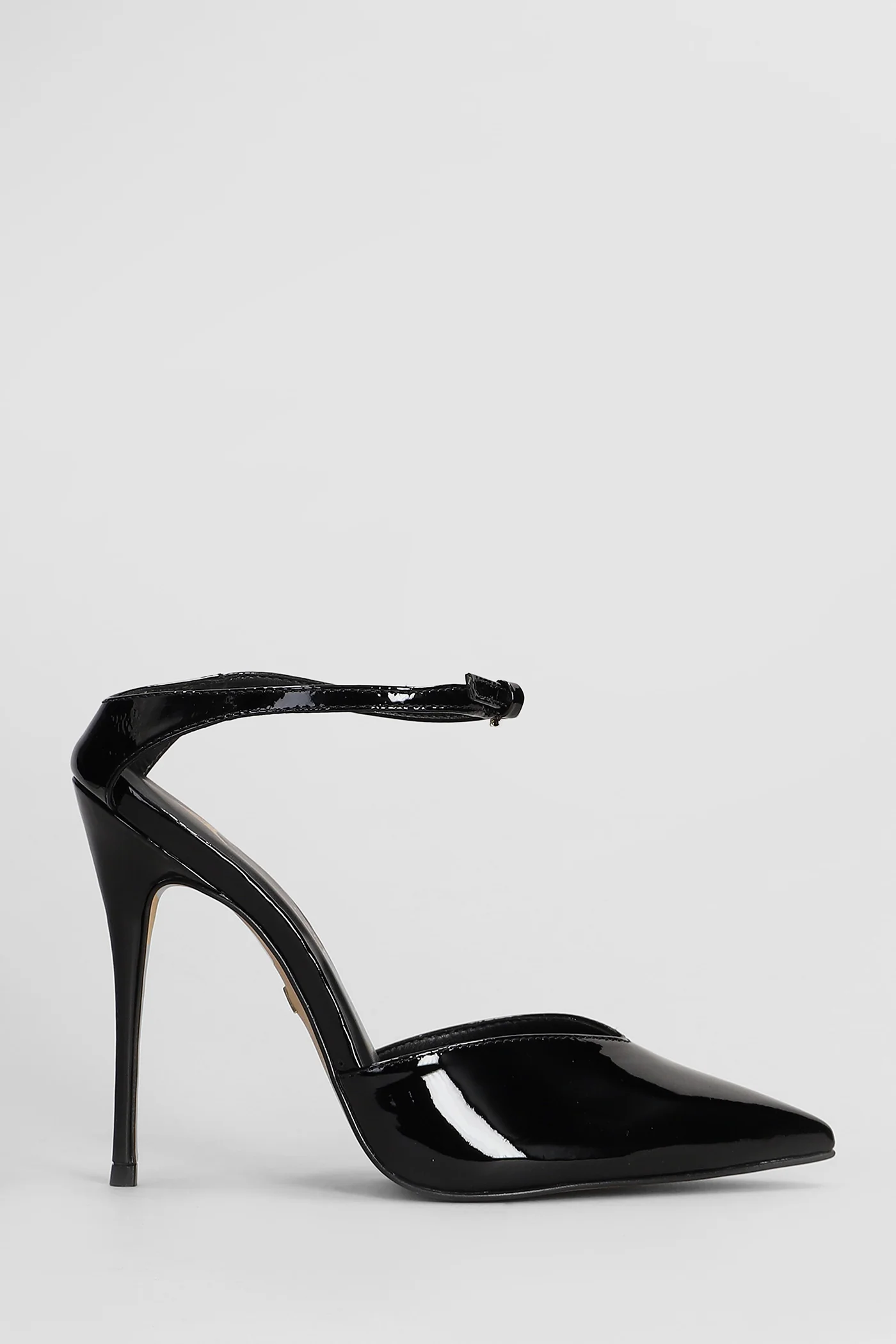 Pumps in black patent leather