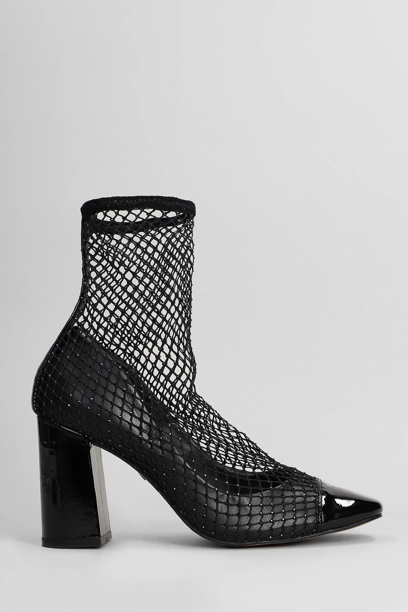 Pumps in black patent leather