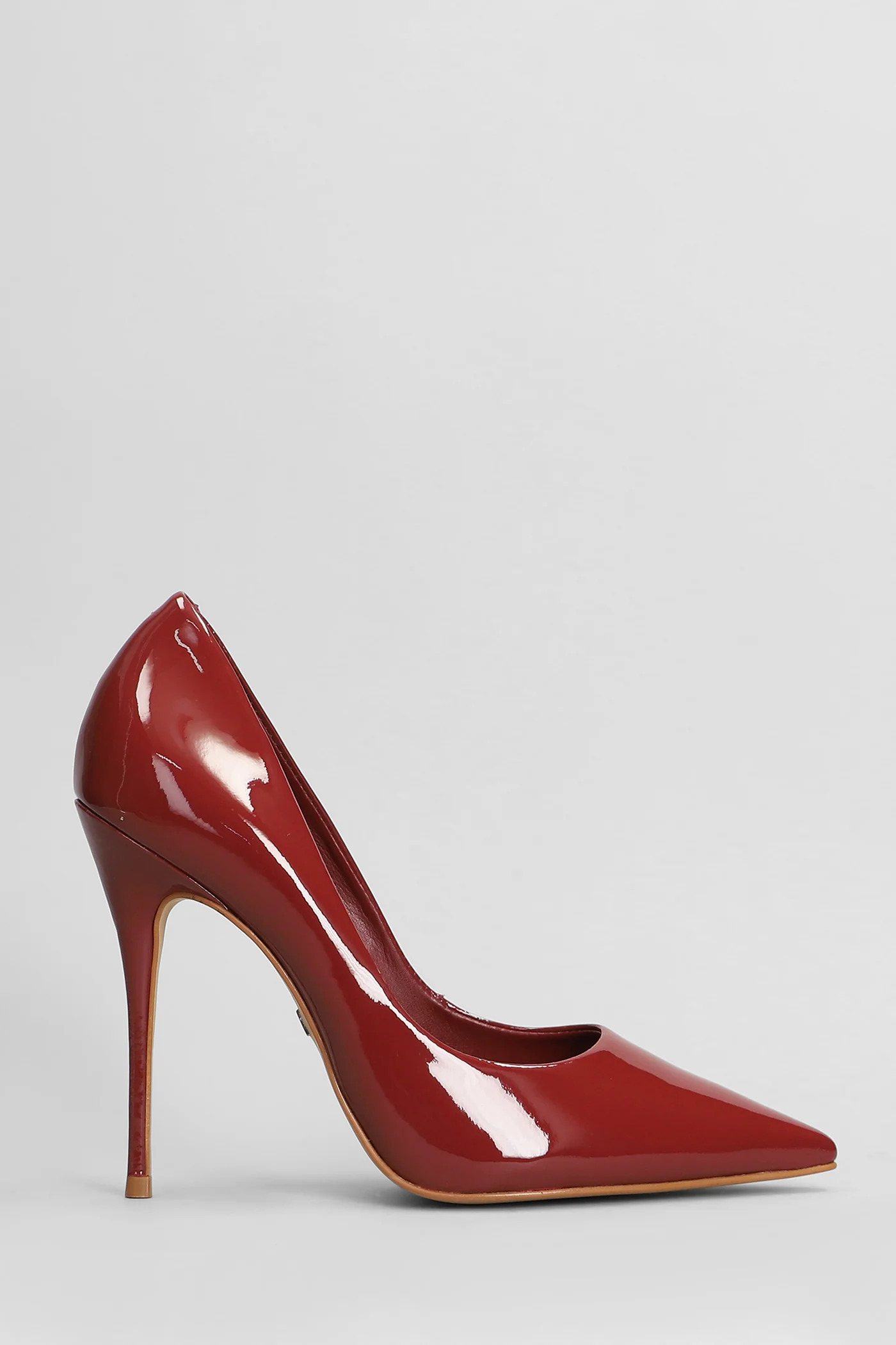 Pumps in bordeaux patent leather
