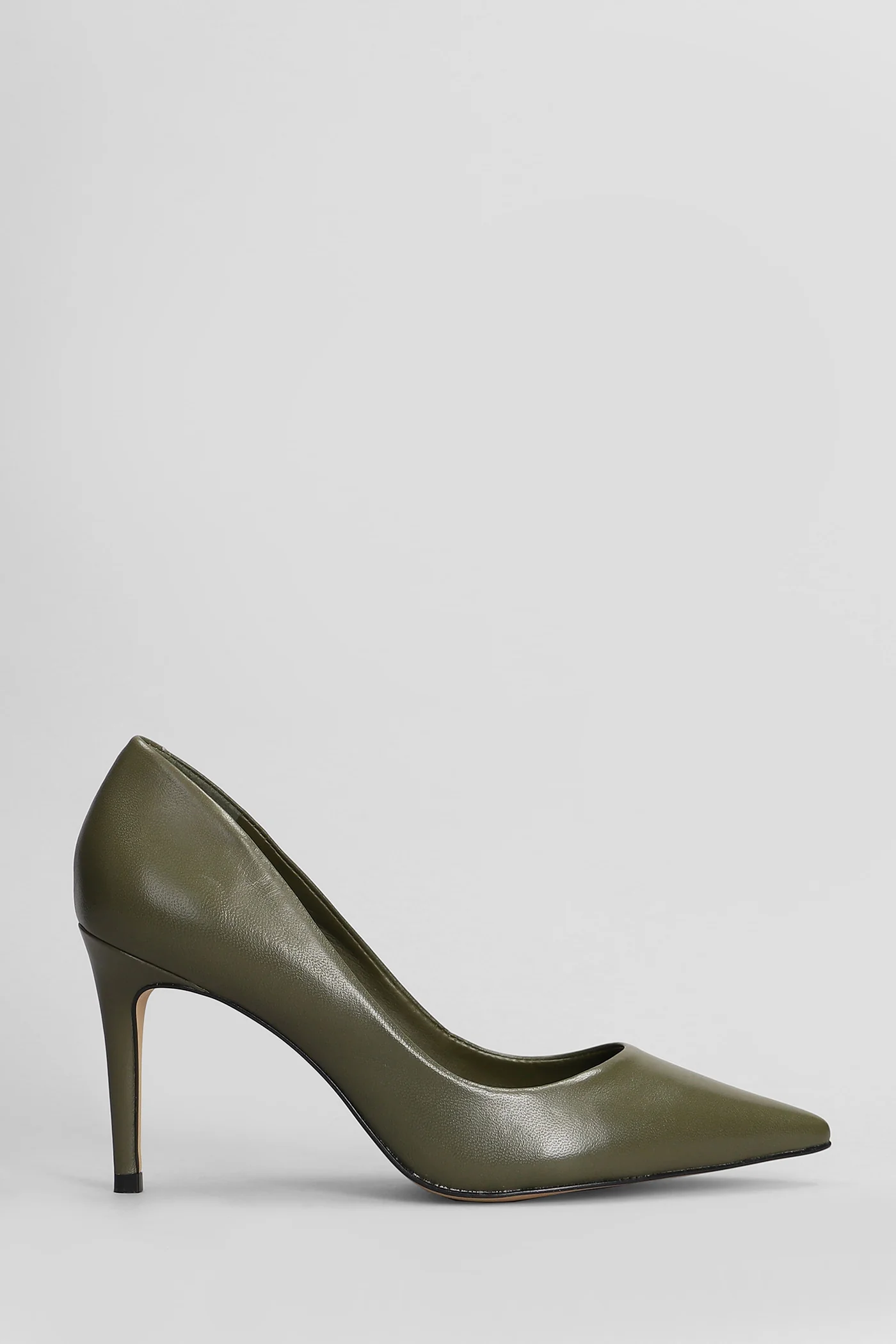 Pumps in green leather