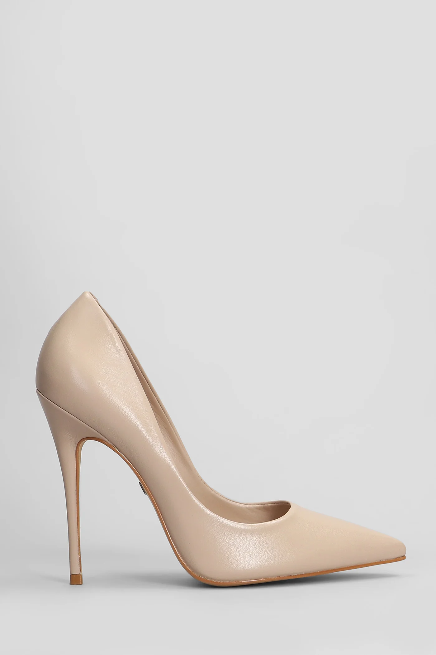 Pumps in taupe leather