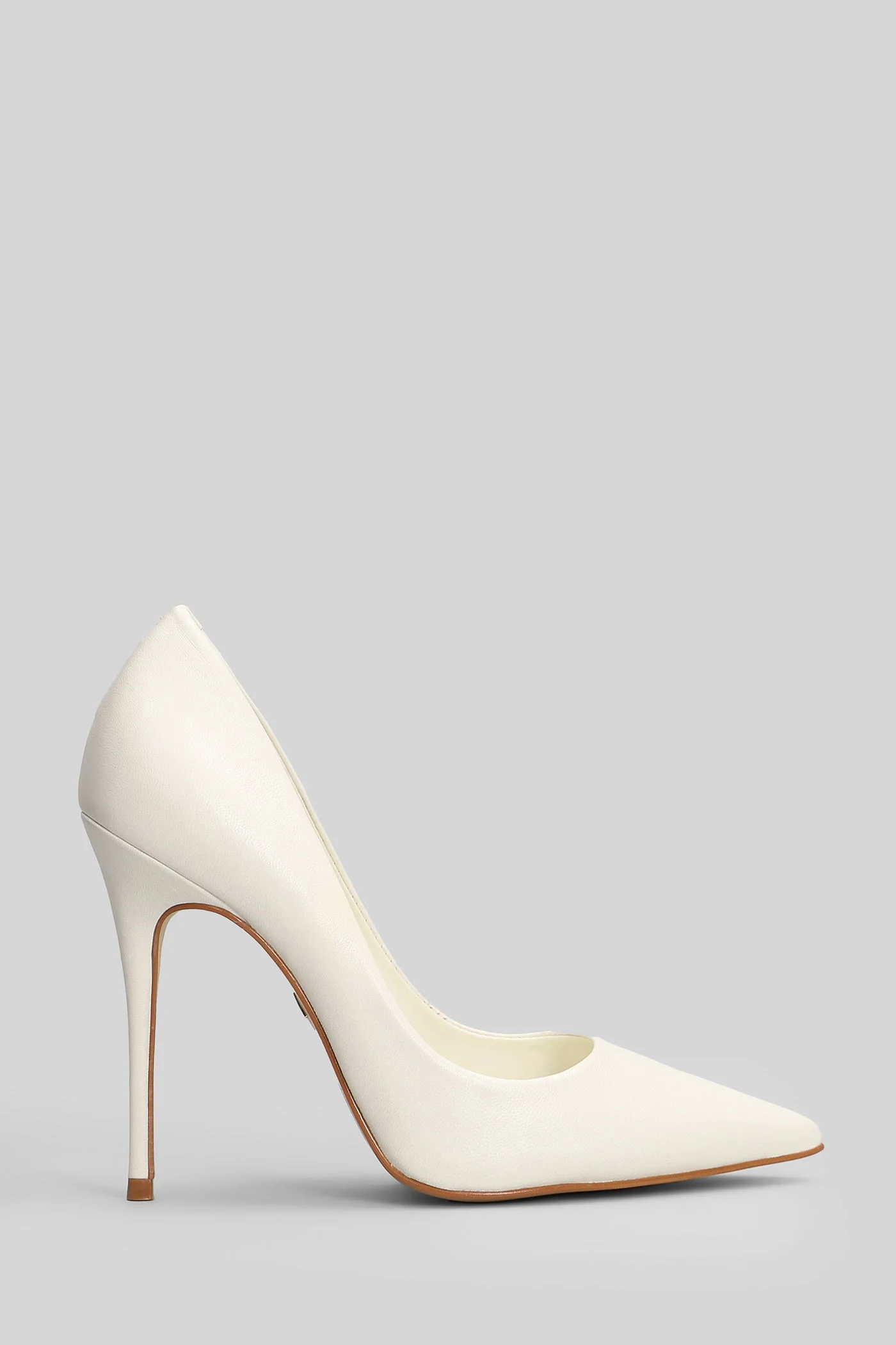 Pumps in white leather