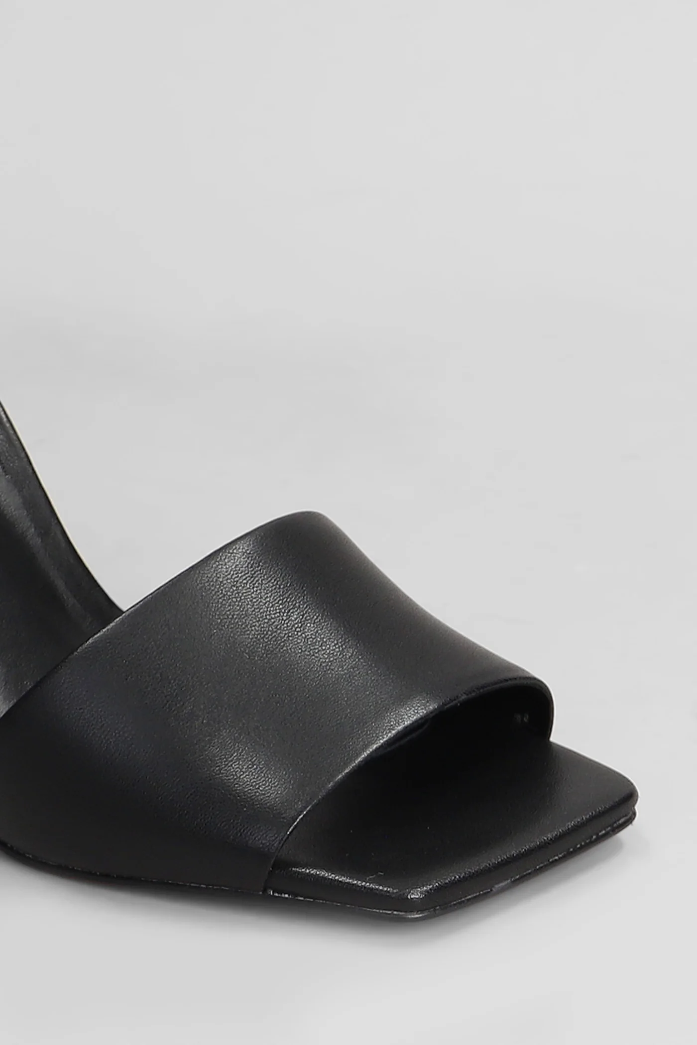 Sandals in black leather - Image 5