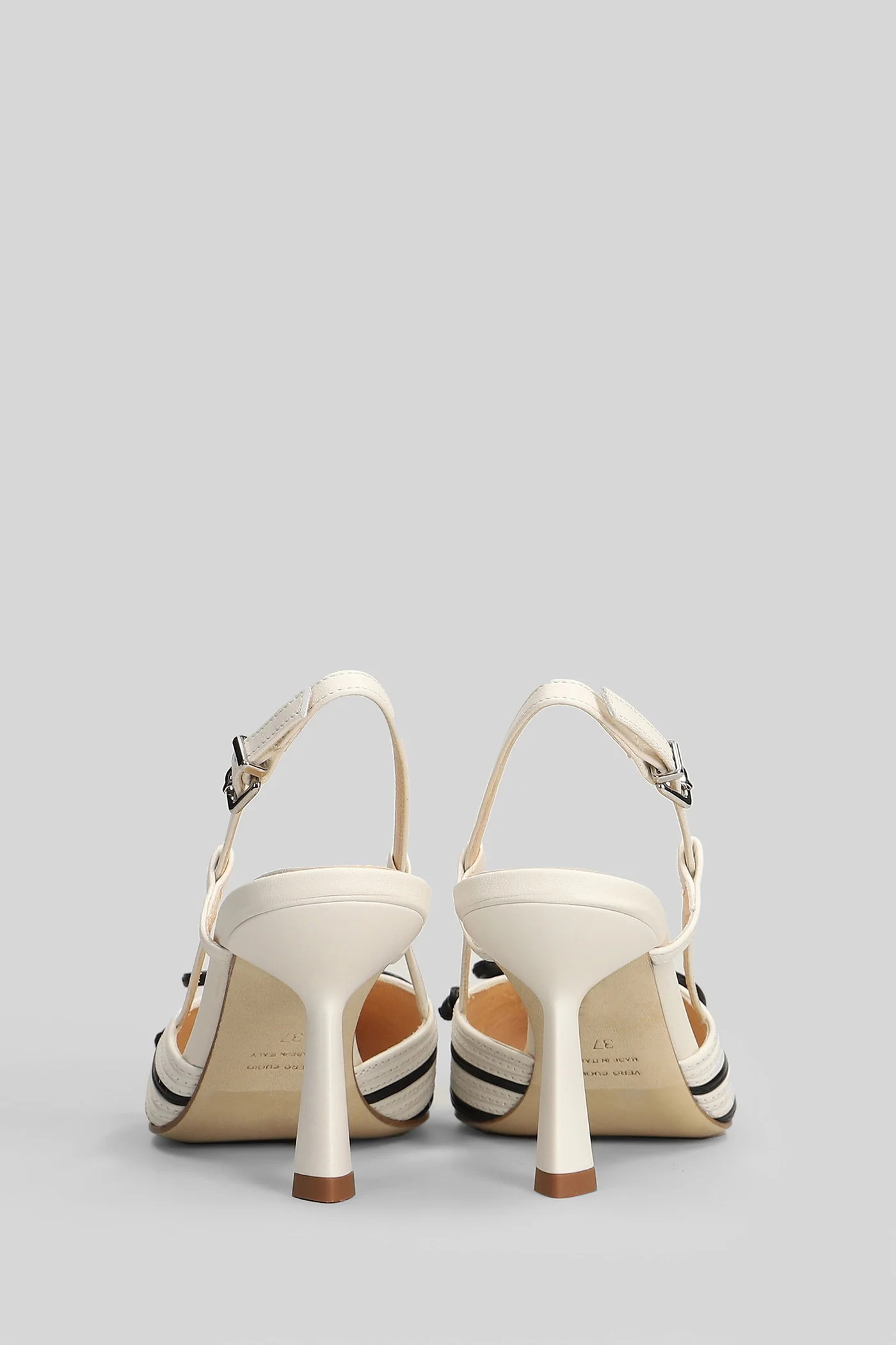 Pumps in beige leather - Image 4