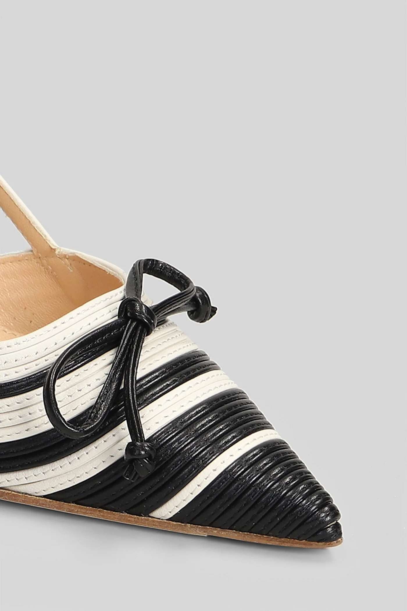 Pumps in beige leather - Image 5